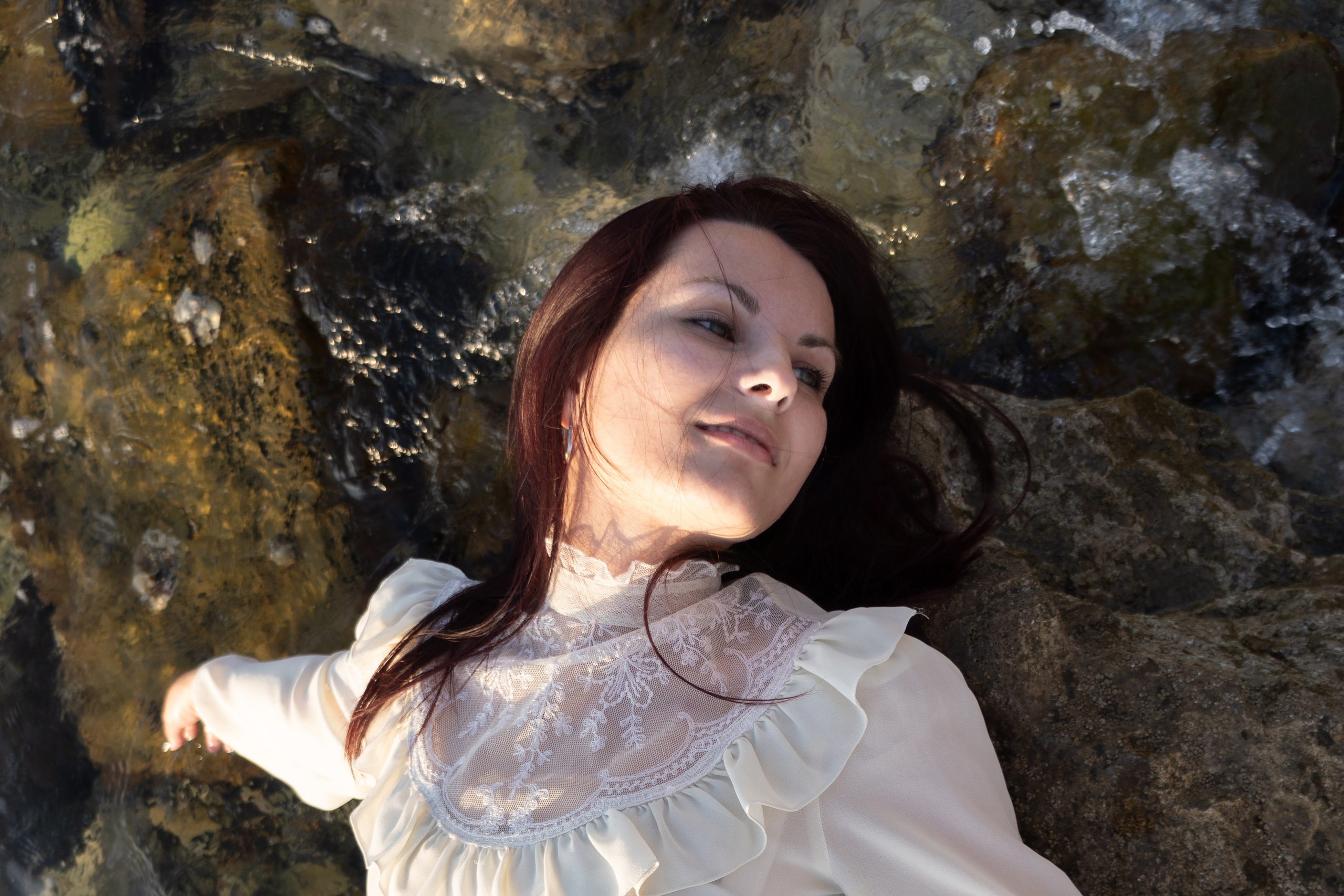 Ritratto di donna al mare, immersa nell'acqua