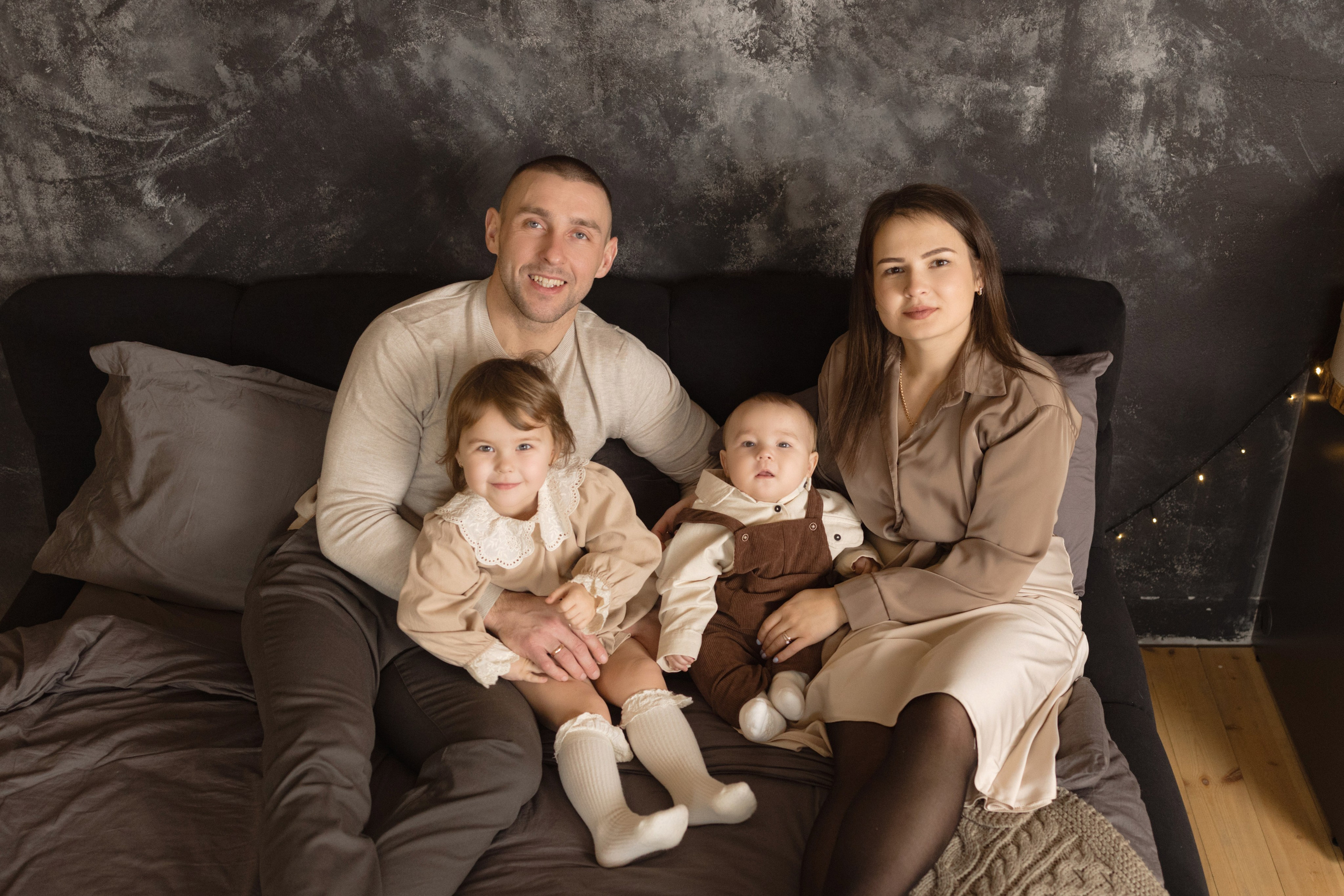 Новогодняя съемка в Мун (зал Семейный). Фотограф беременности и новорожденных в Красноярске Вета Ланская