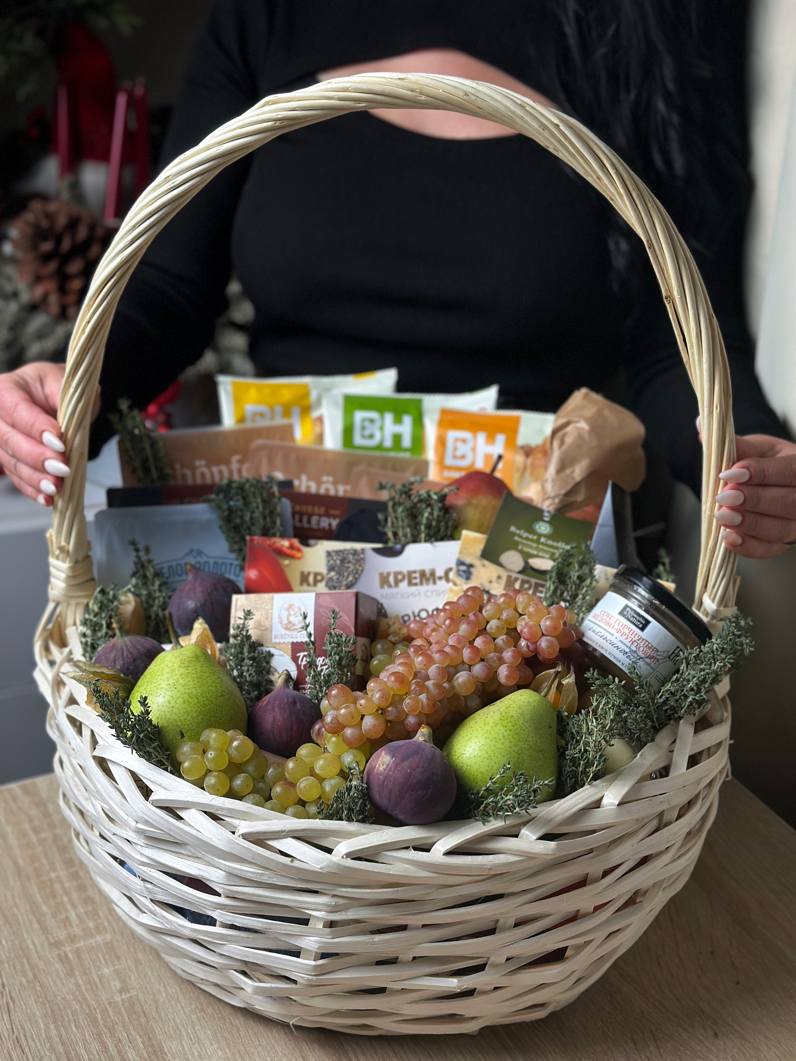 Корзины. Выездной кейтеринг, съедобные букеты, торты и сладости на заказ