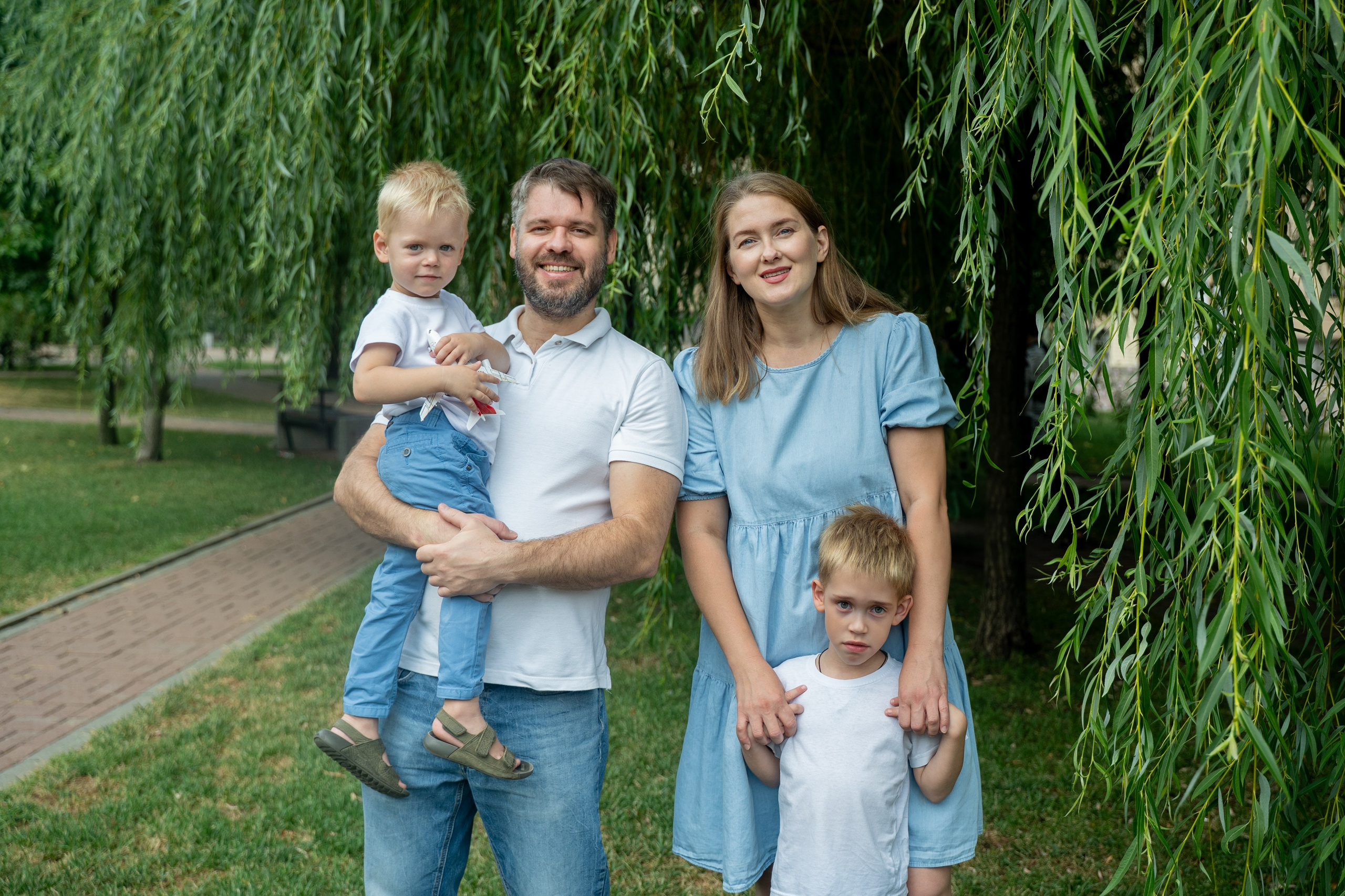 Фотография семьи на природе среди листвы и деревьев