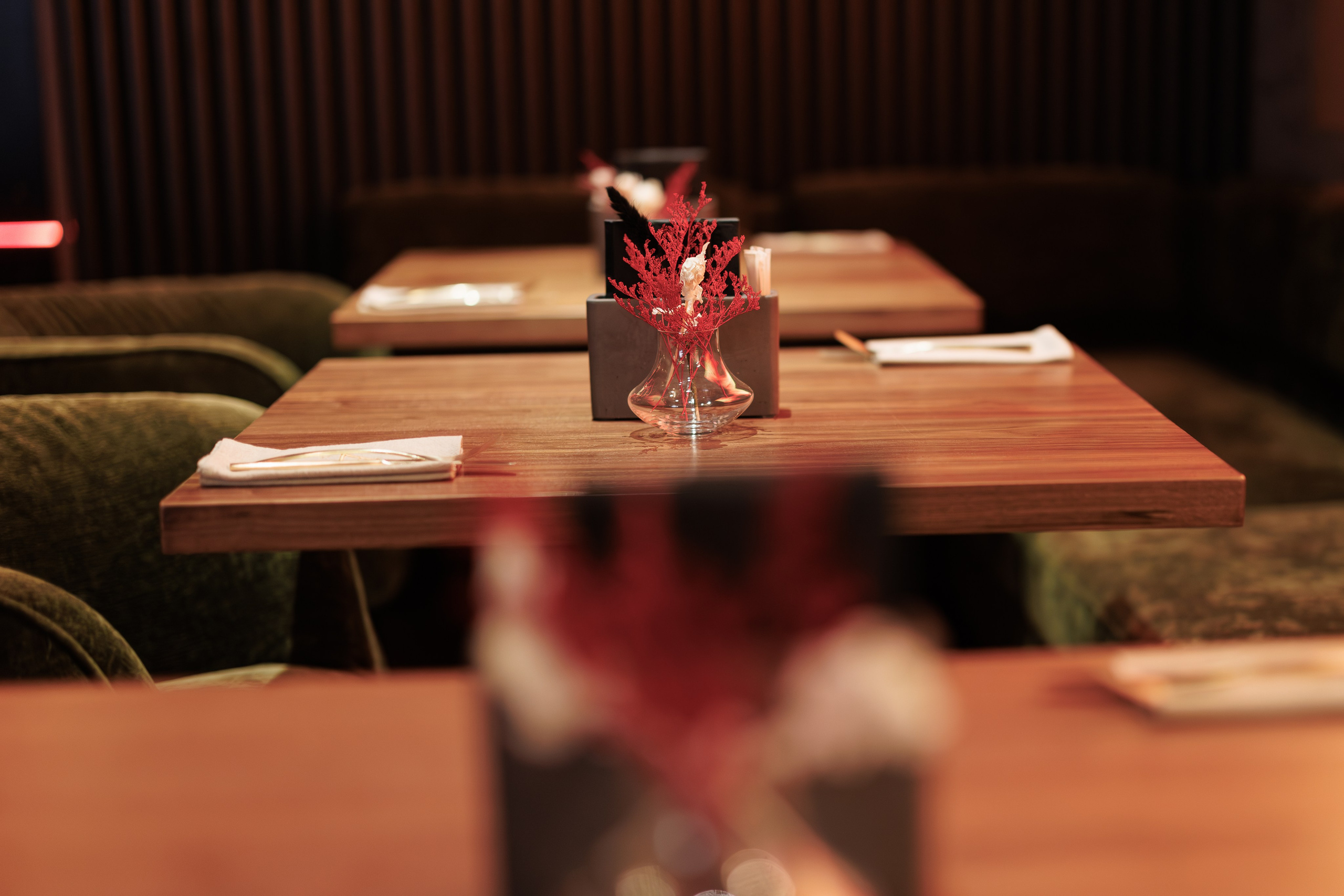 Фотограф для интерьерной съемки ресторана. Контент для бизнеса в Екатеринбурге Полдень Медиа