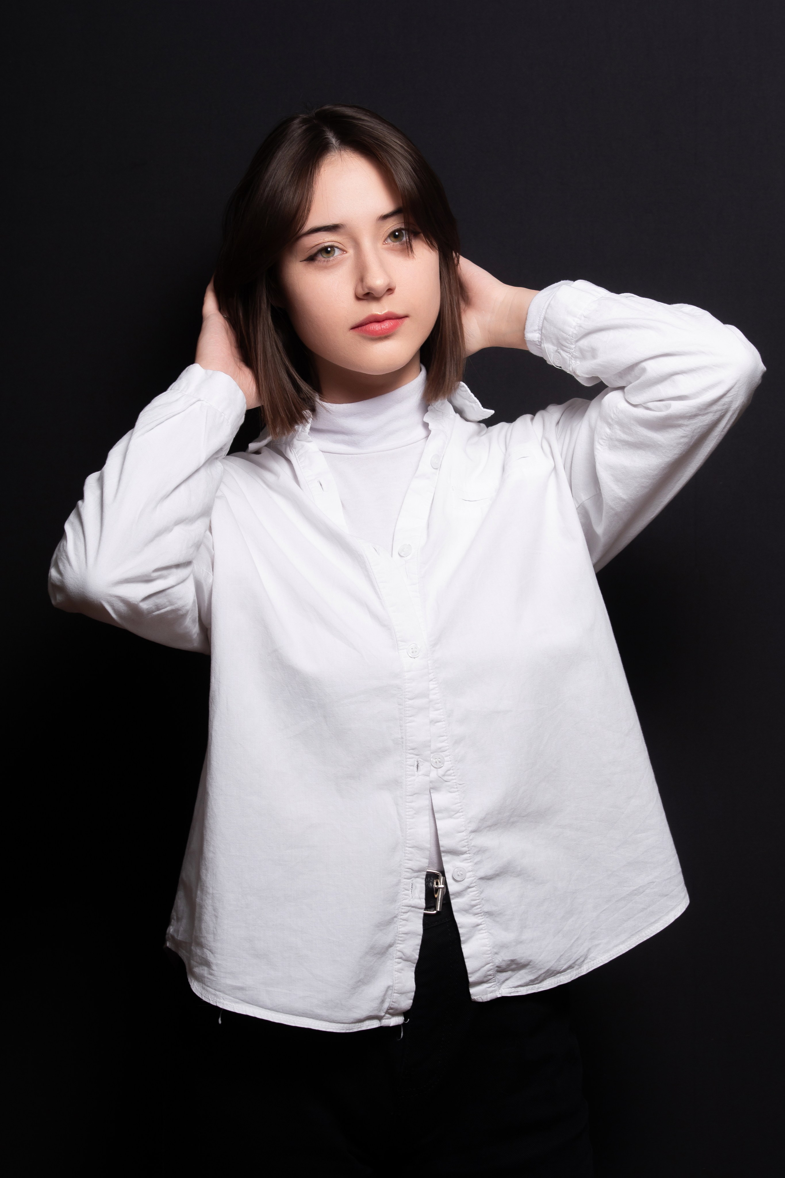 Портретная фотосессия для учеников 9 класса на чёрном фоне | Школьный фотограф Николай Богатырёв | Твой альбом / Твои правила. ТВОЙ АЛЬБОМ / ТВОИ ПРАВИЛА