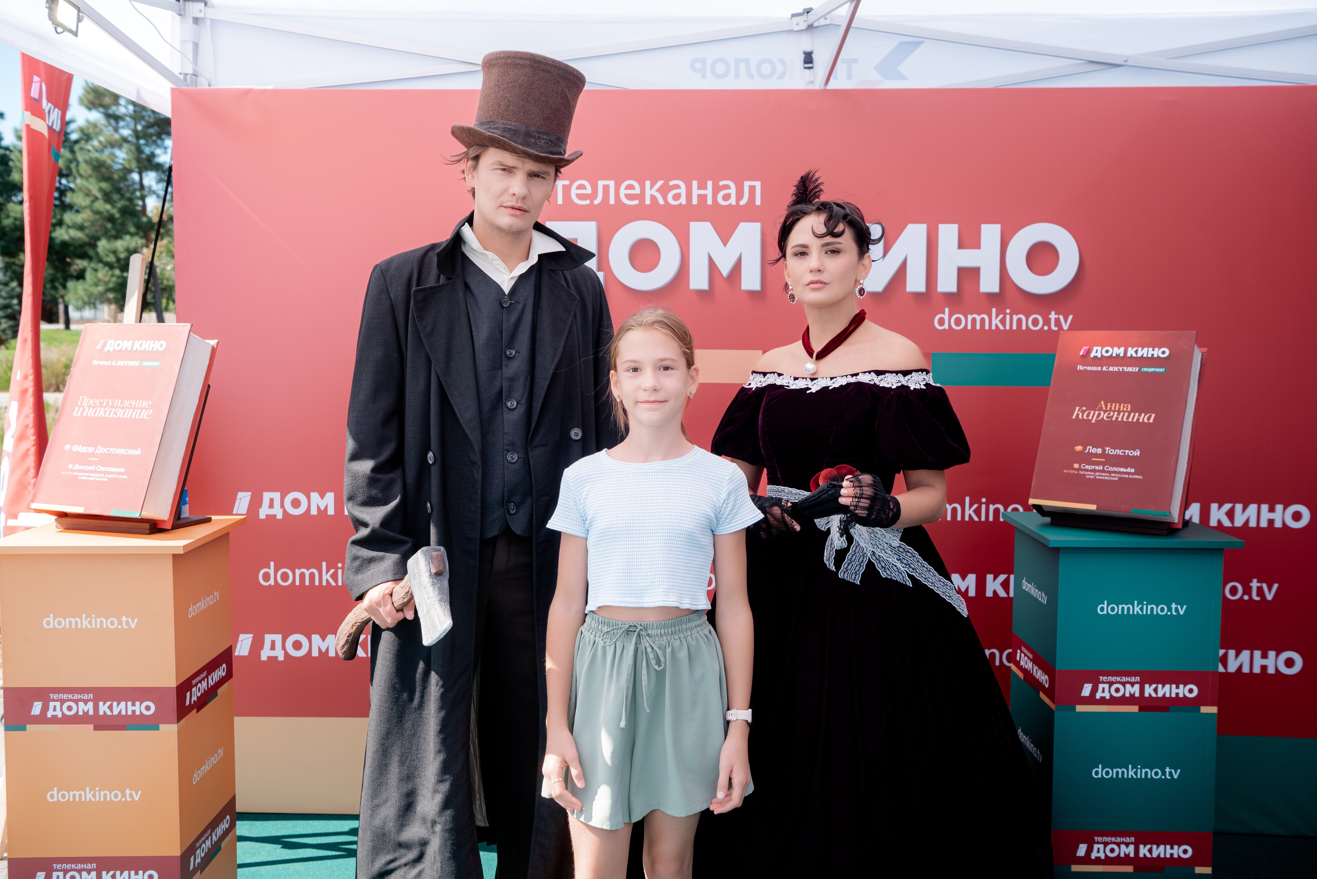 Портретные фото с артистами в палатке Триколор Дом Кинов на день города Волгоград. Фотограф в Волгограде и Волжском Александр Горбань