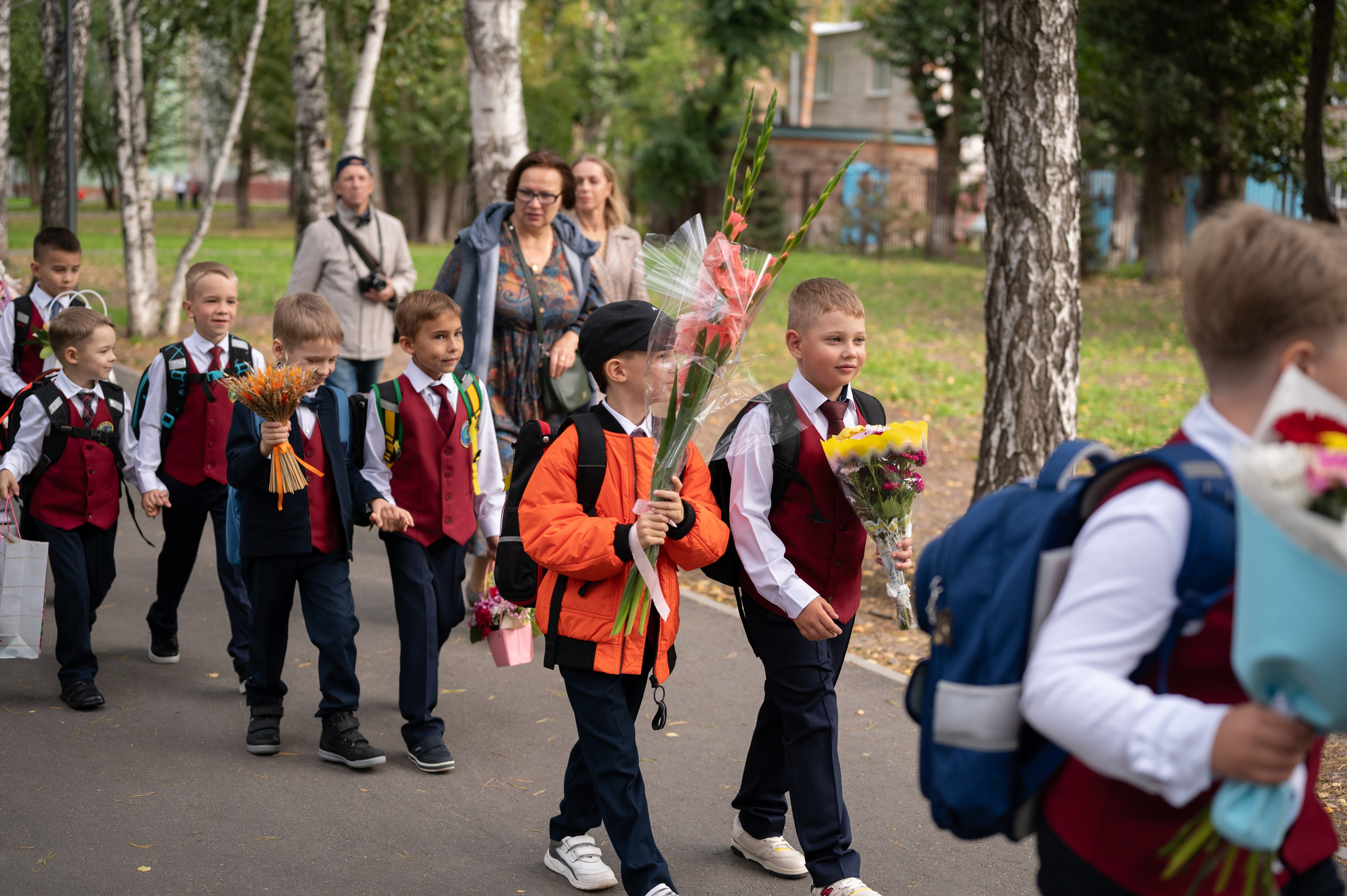 1 сентября 16 гимназия 2 класс (линейка + в классе+ на улице). Фотограф новорожденных, семейный детский в Тюмени Татьяна Морозова