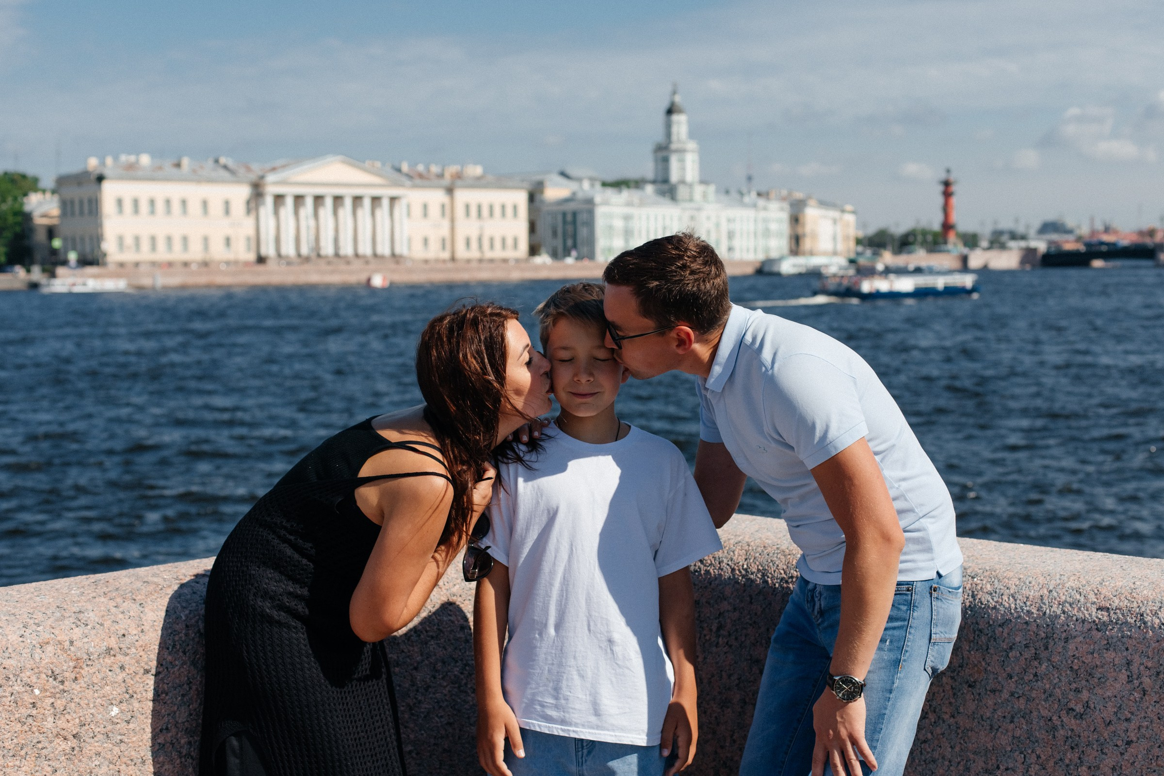 Василина с семьей в августе. Фотопрогулка в Петербурге. Индивидуальный и семейный фотограф в Санкт-Петербурге