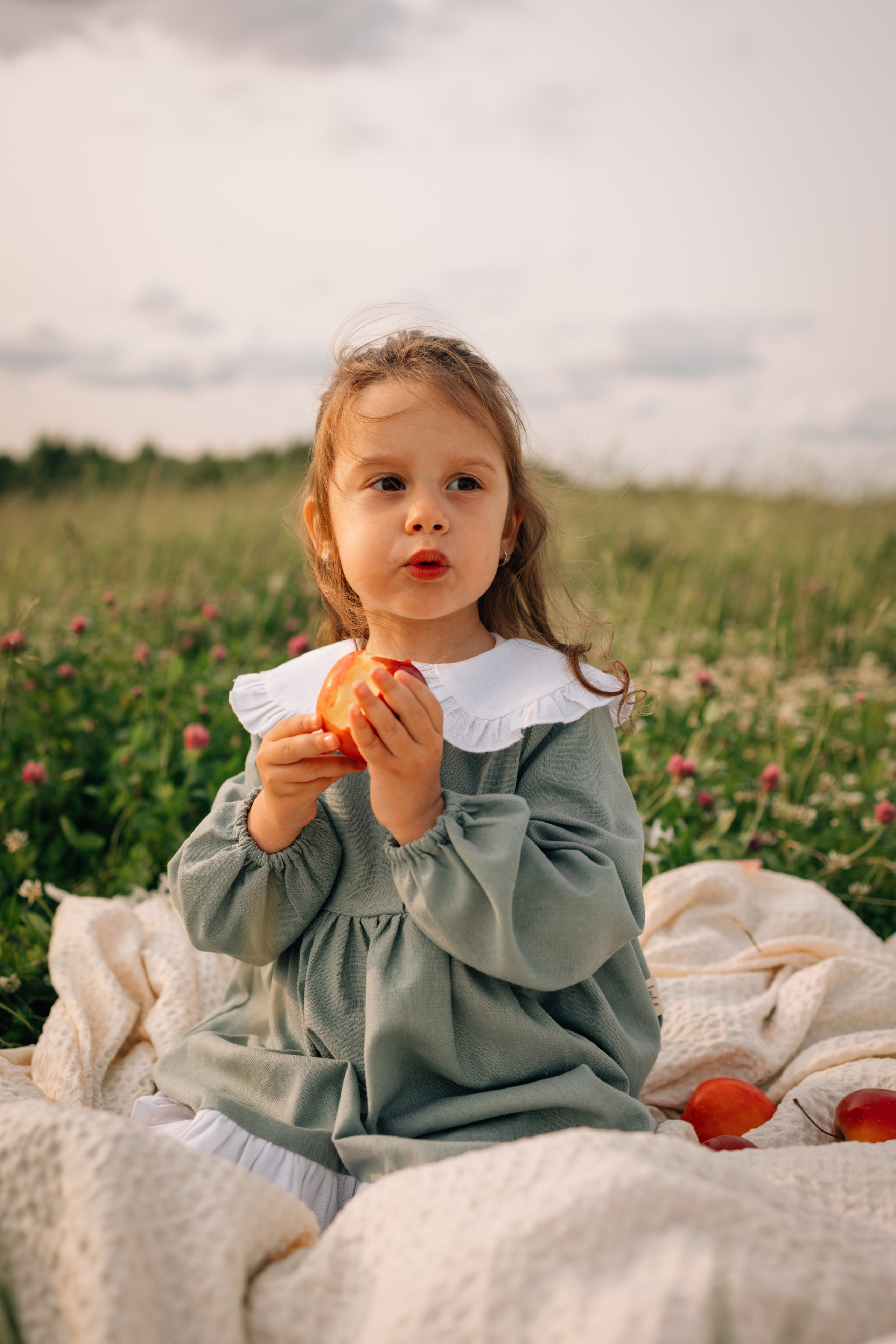 Анна, Марчелло, Настенька и Влада в поле. Фотограф Москва Светлана Кирюшина