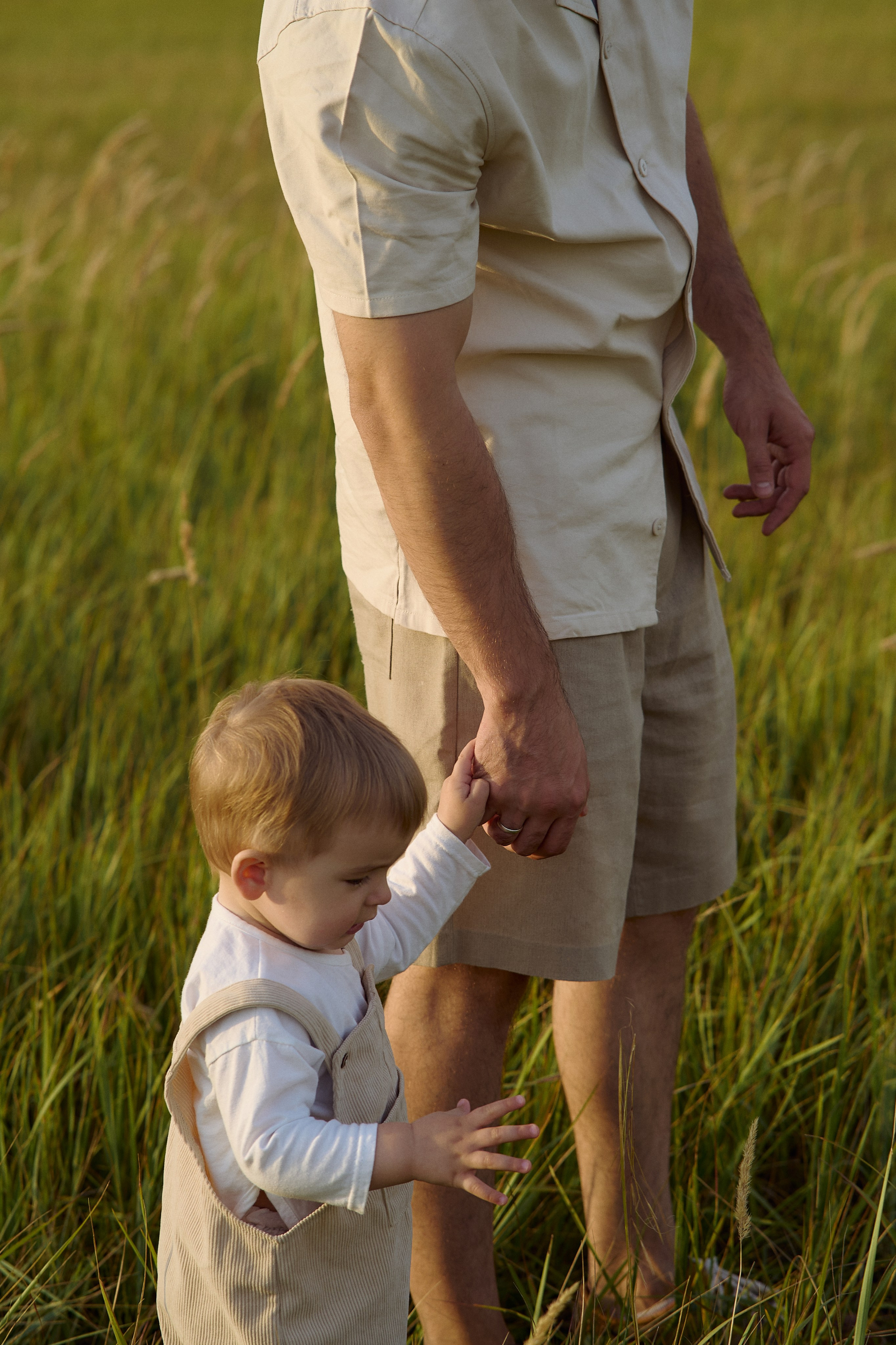 Шамиль, Аня и Марс в поле с барашками. Семейный и свадебный lifestyle-фотограф в Москве Мария Петрова
