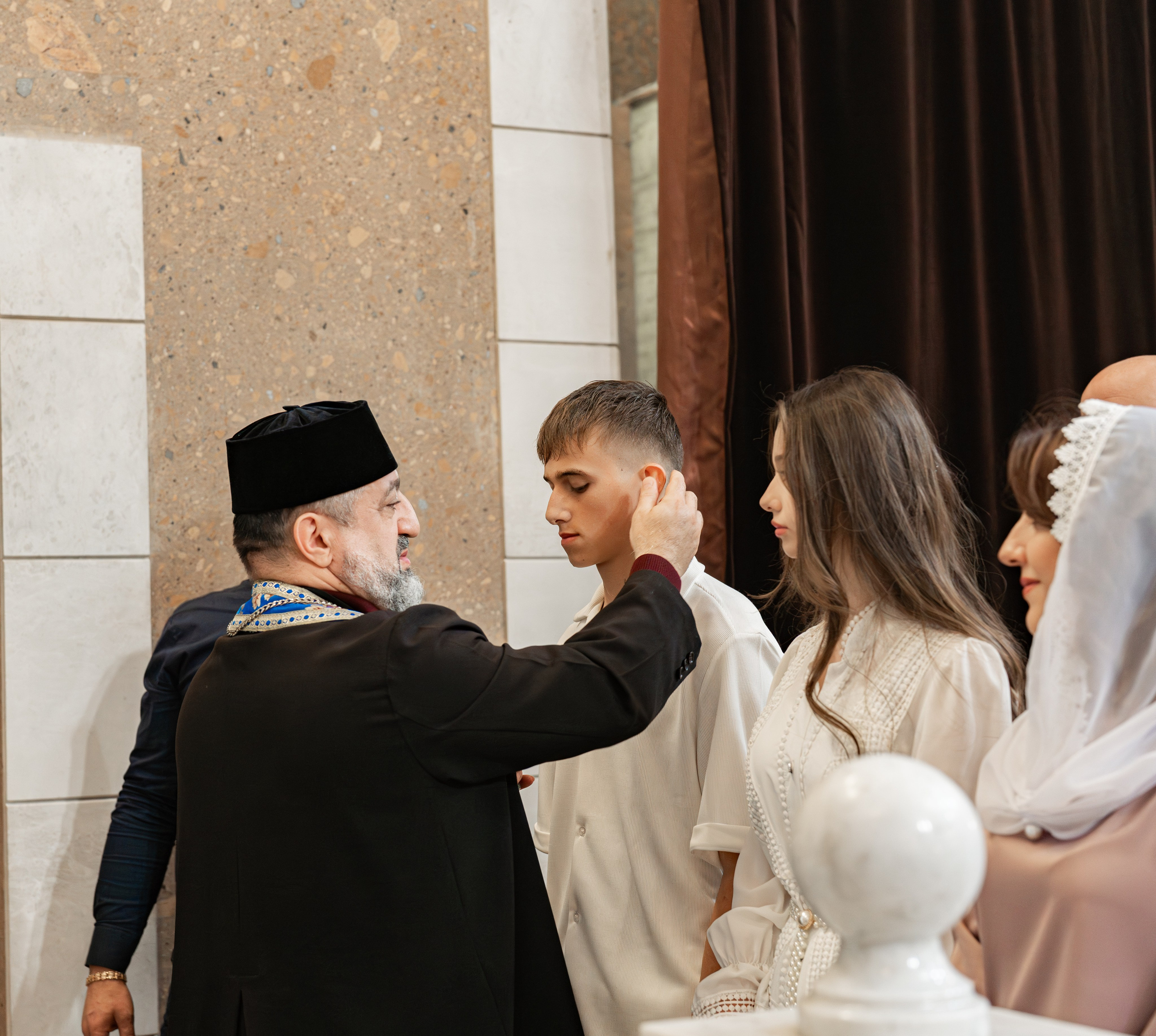 Крещение  ребёнка в храме. Фотограф видеограф Геннадий Янбаев в Сочи, Краснодаре