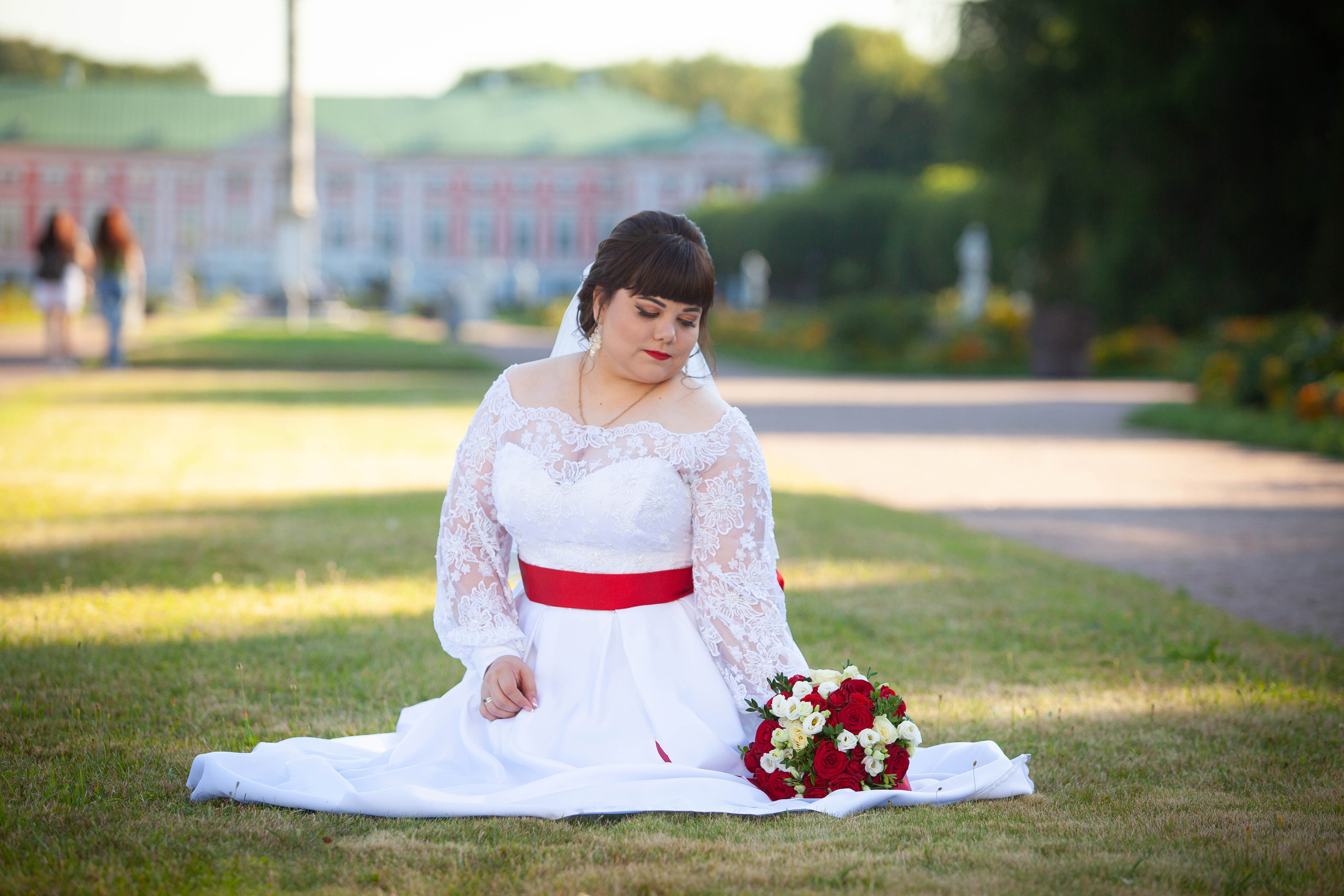 Невеста с ярким макияжем и букетом в парке Кусково