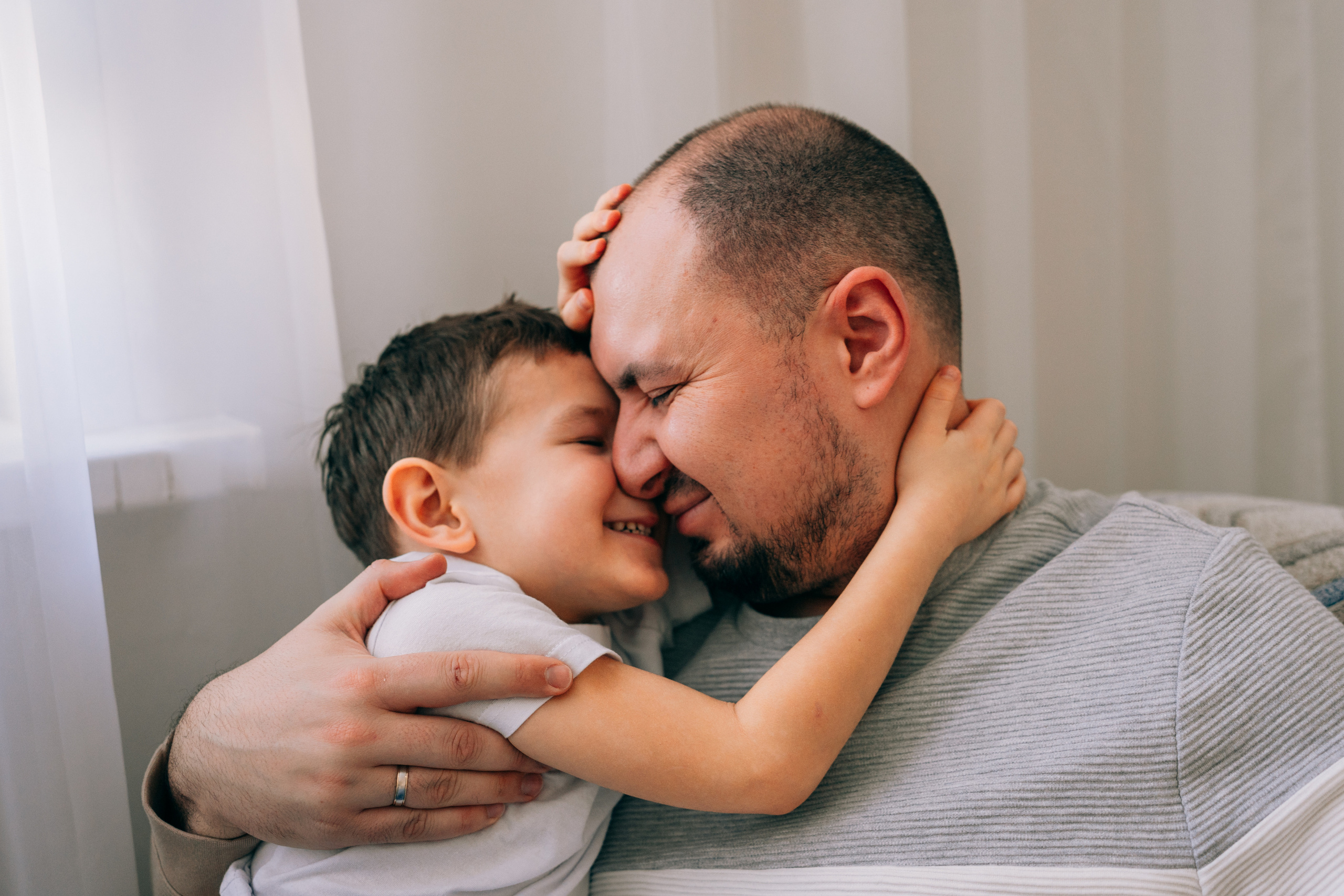 Семейная фотосессия дома папа и сын