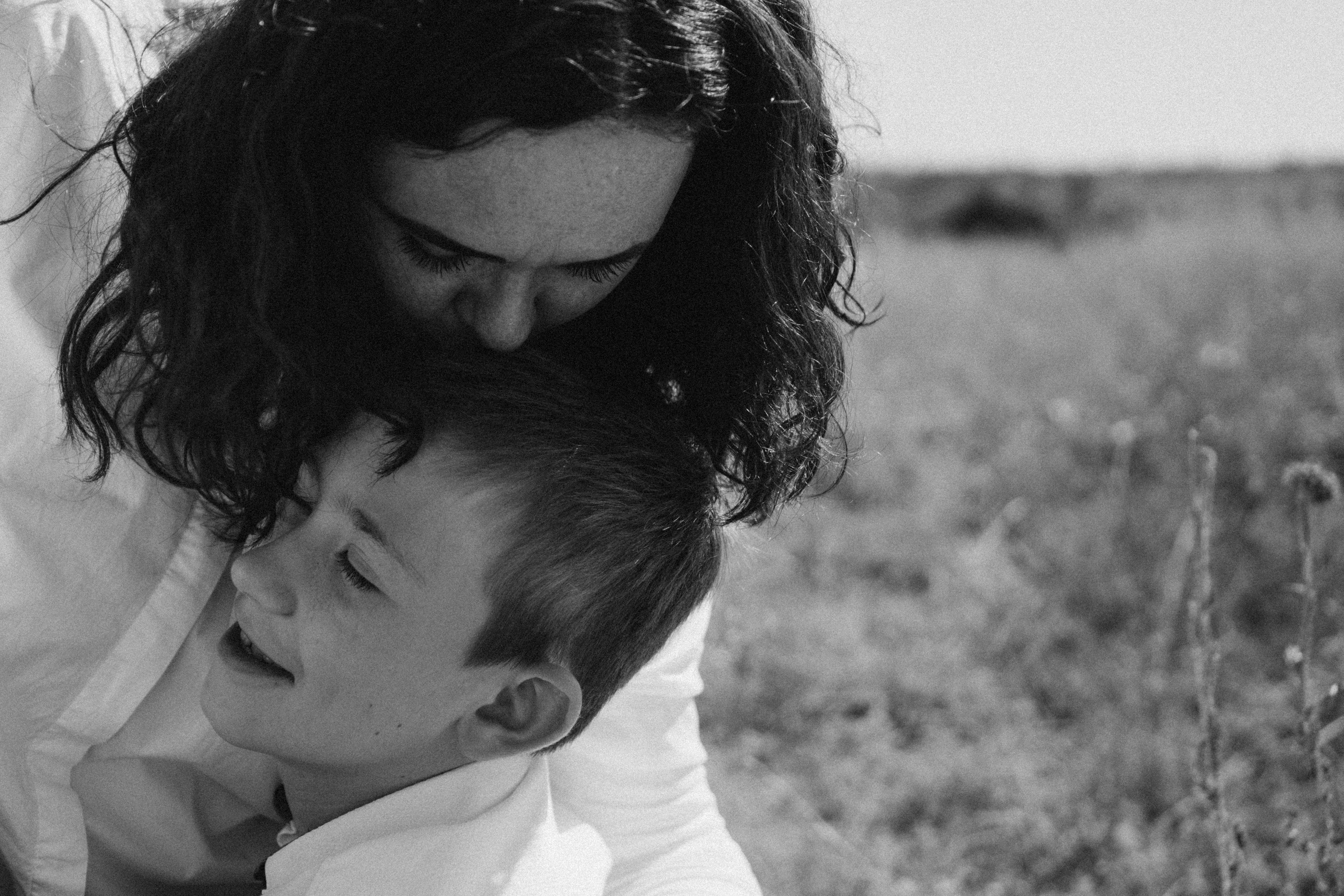 мама целует своего сына