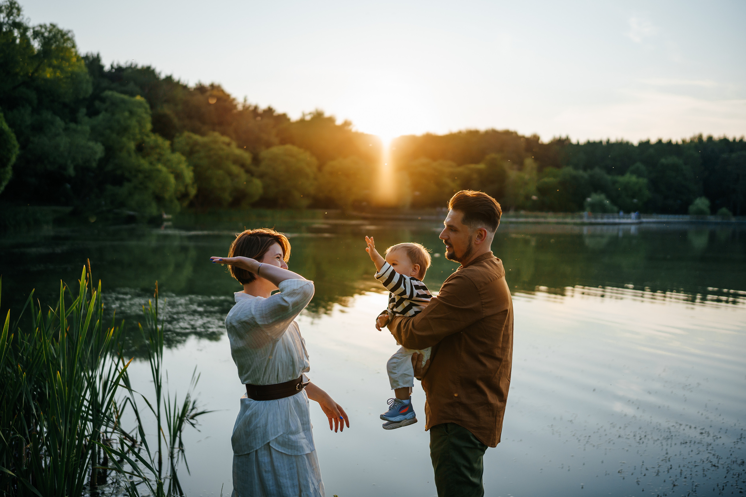 Красивая семейная фотосессия в парке на закате 