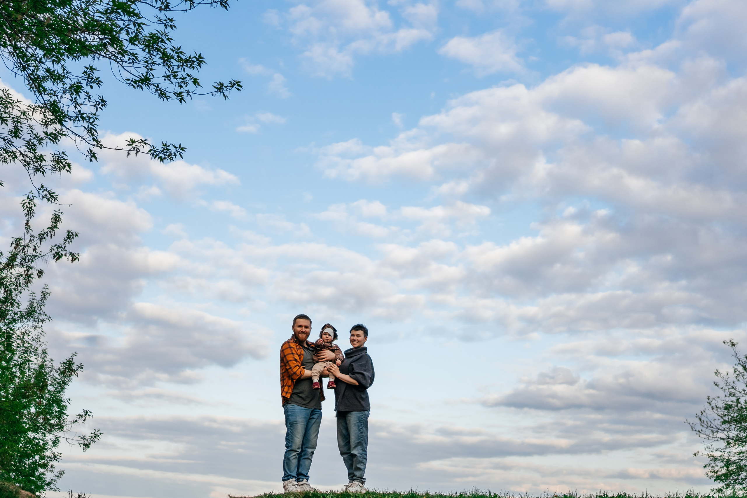 Семейная фотосессия в яблоневом саду. Семейный фотограф в Москве Ирина Жур