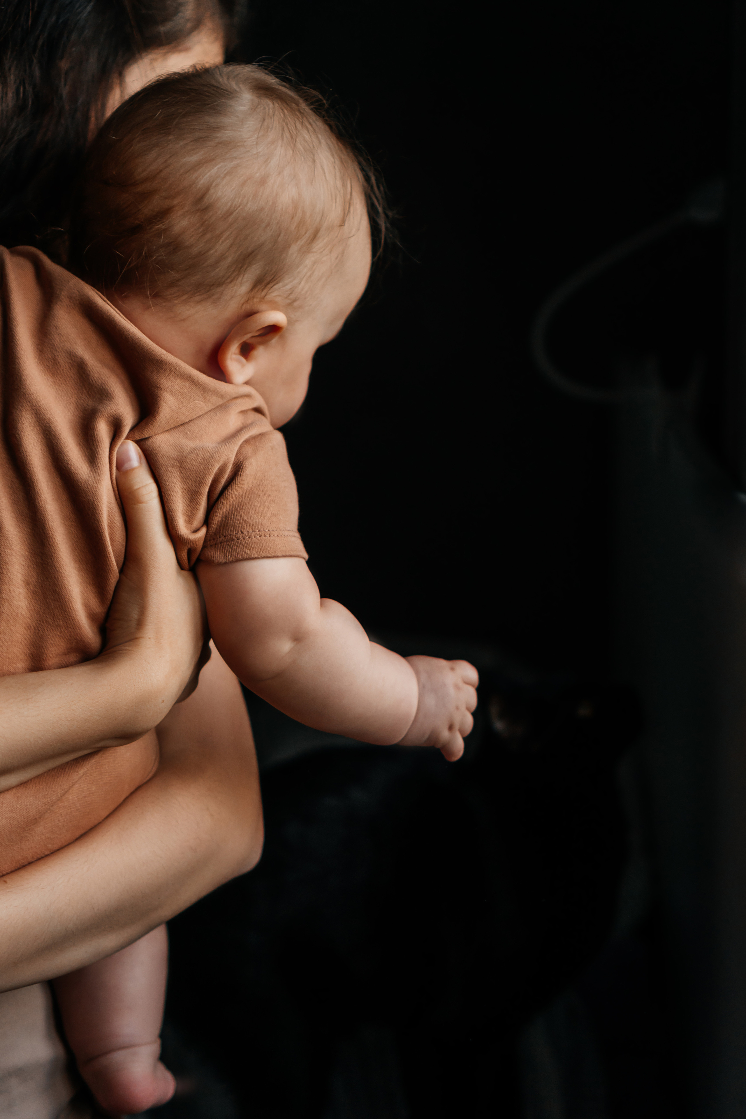 мама держит на руках ребенка