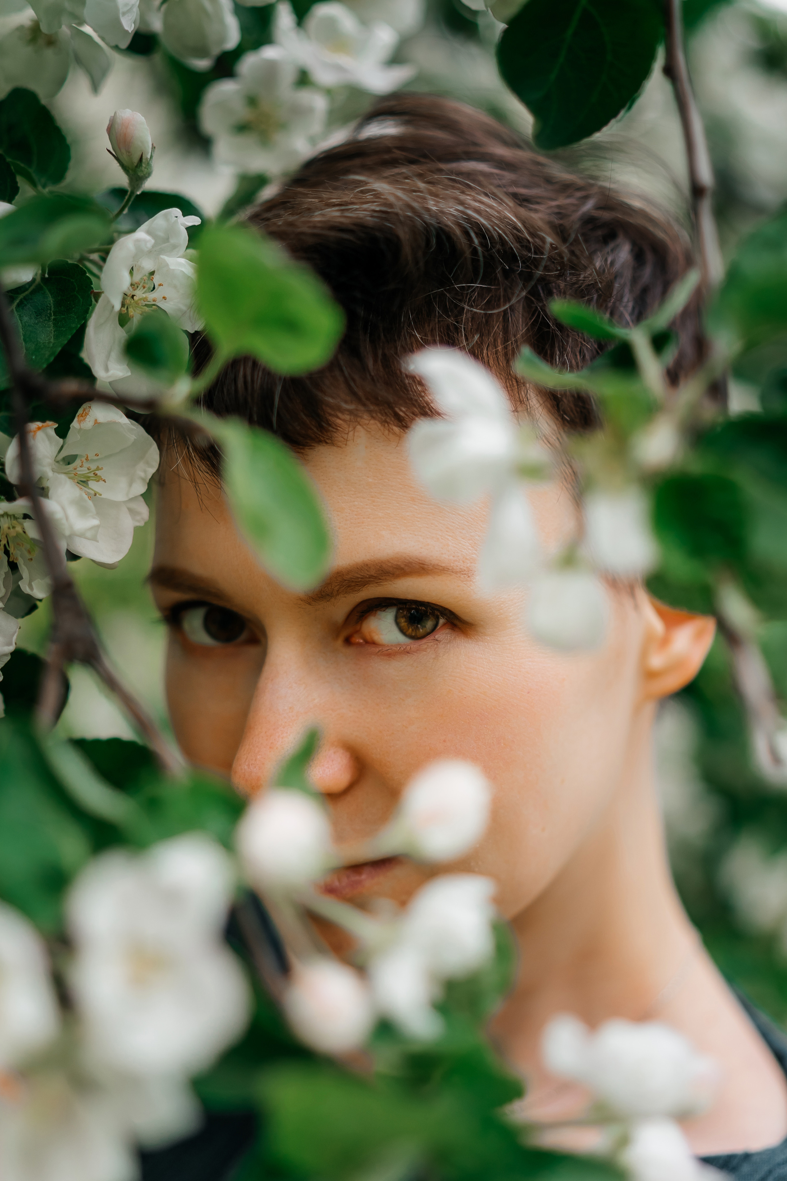 Семейная фотосессия в яблоневом саду. Семейный фотограф в Москве Ирина Жур