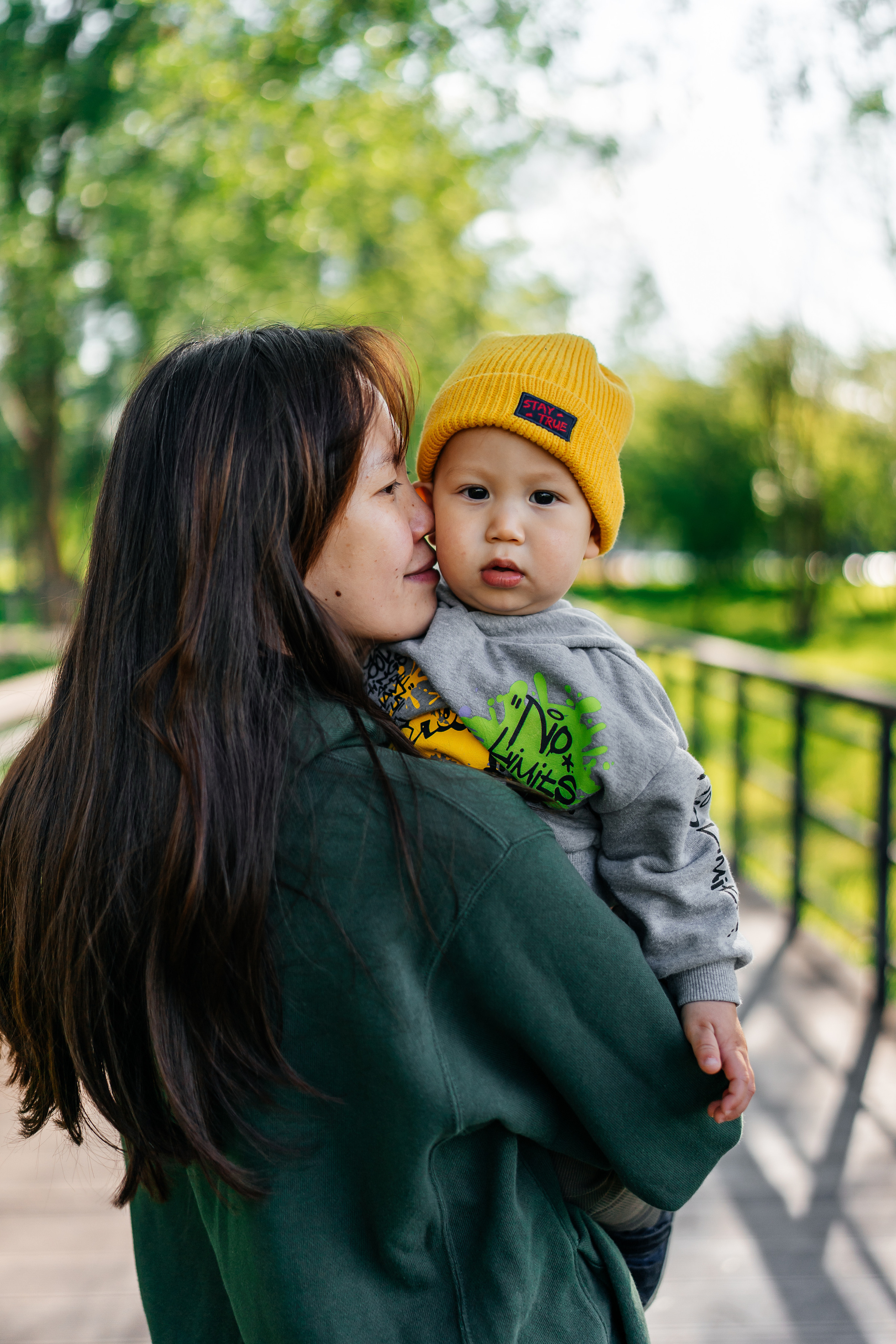 семейная фотосессия на природе мама и сын