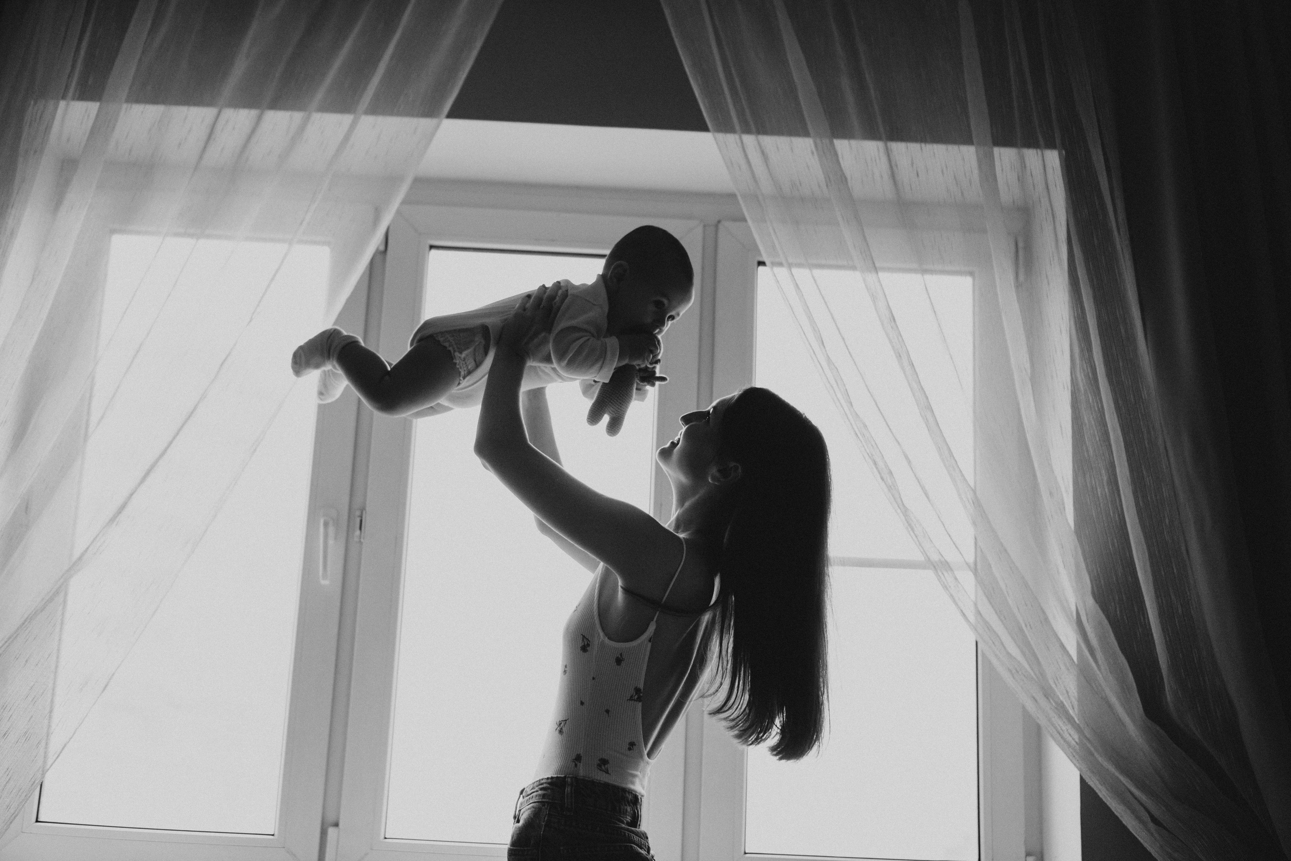 мама и ребенок в квартире