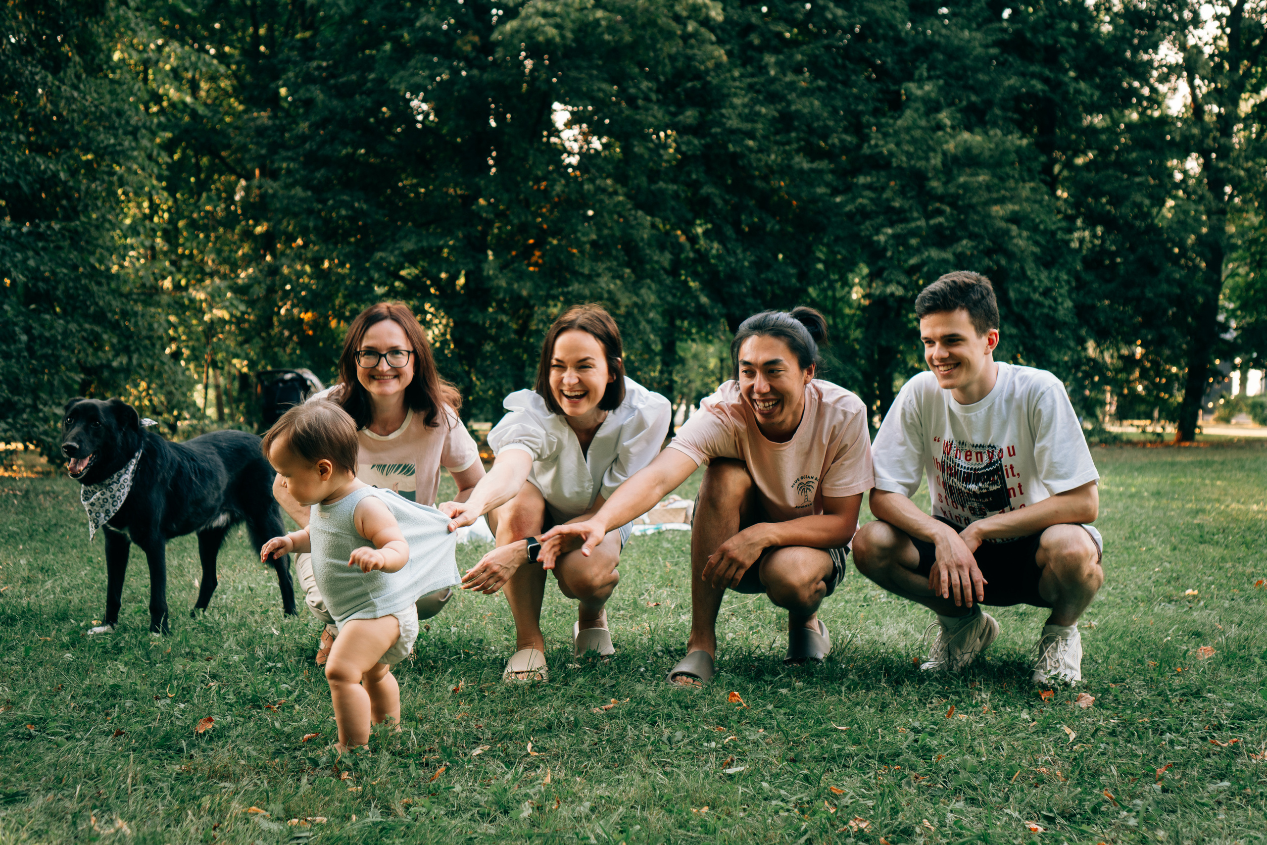семейная фотосессия в парке большой семьей