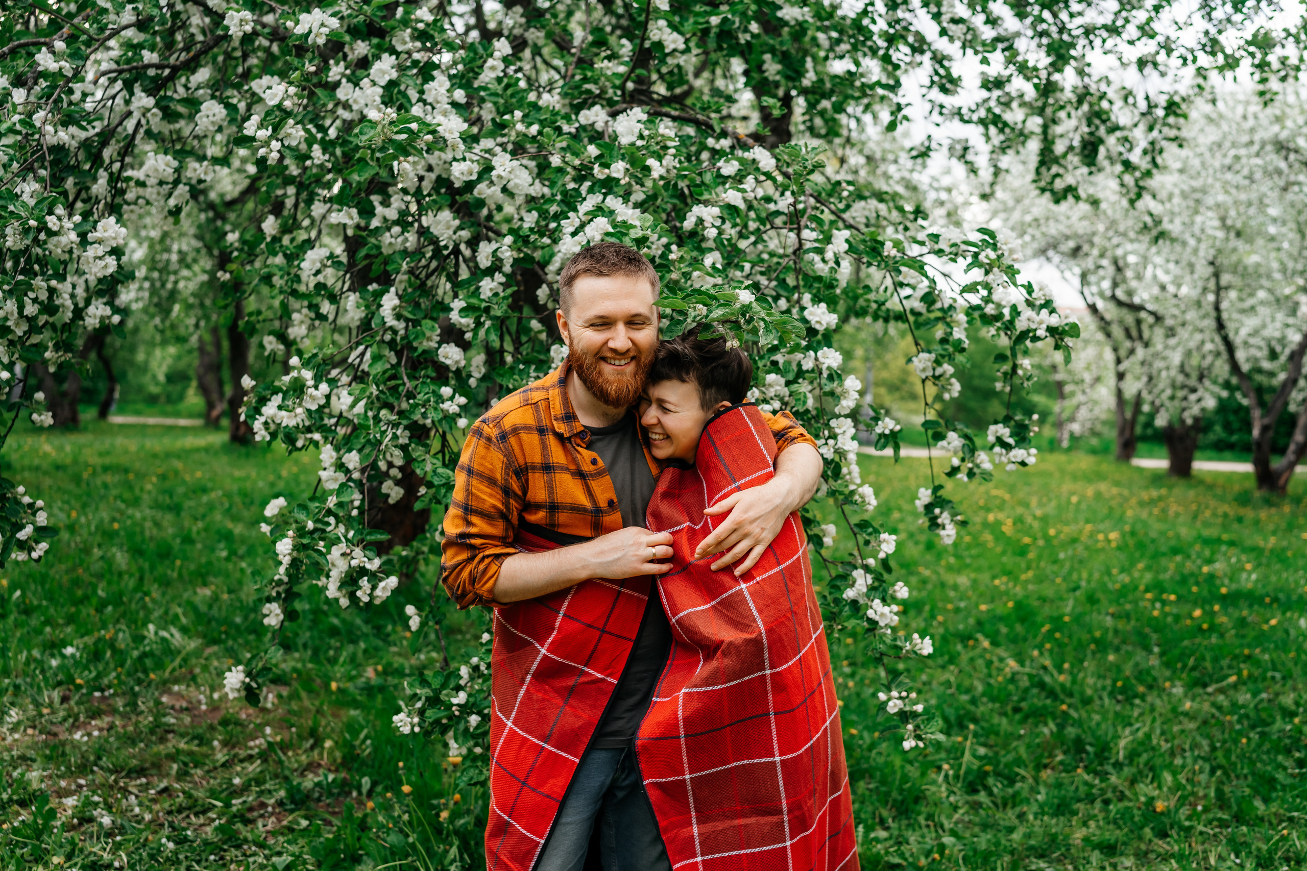 Семейная фотосессия в яблоневом саду. Семейный фотограф в Москве Ирина Жур