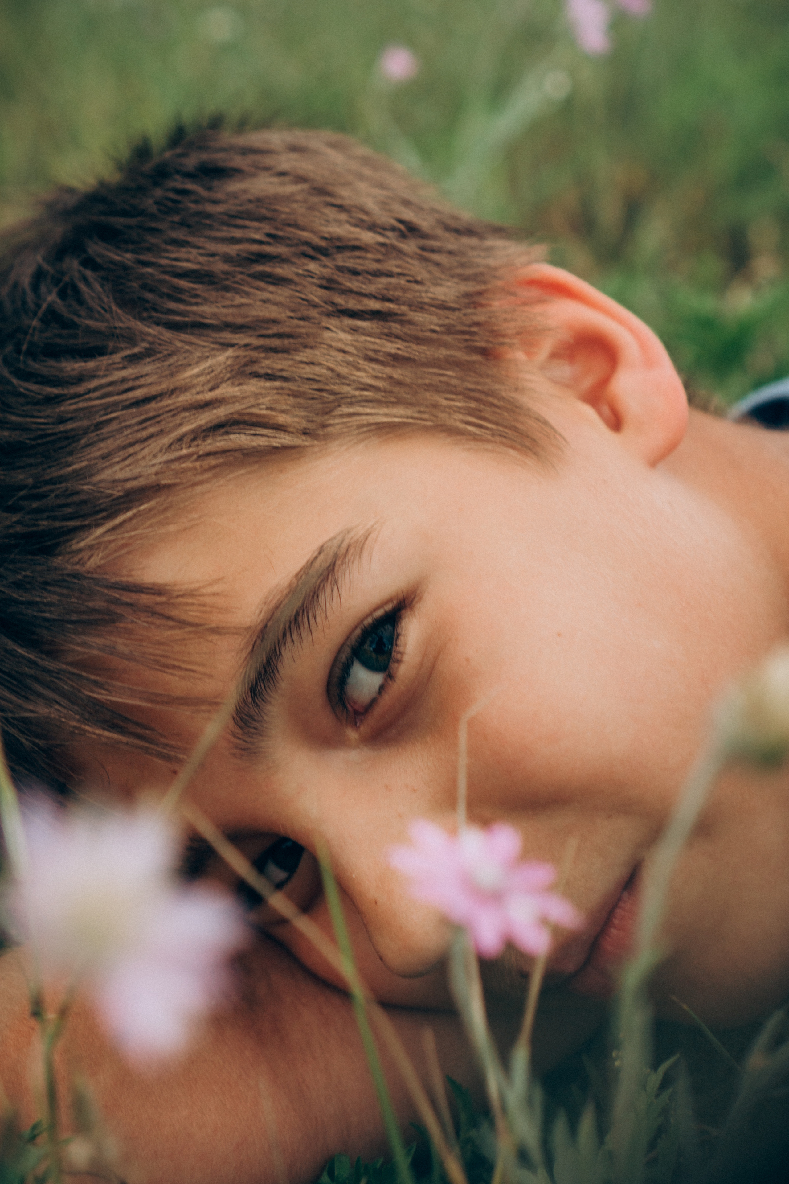 портрет ребенка в поле