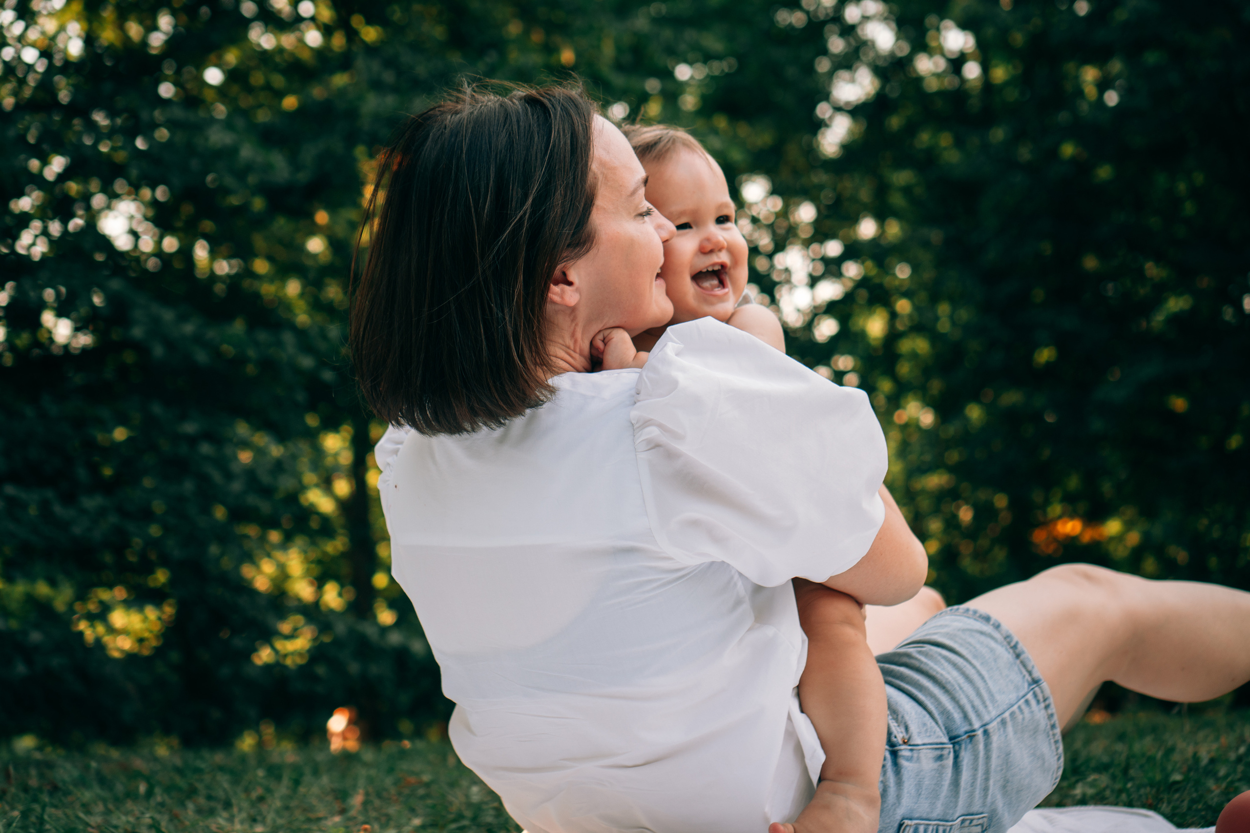 семейная фотосессия на природе мамы и дочери