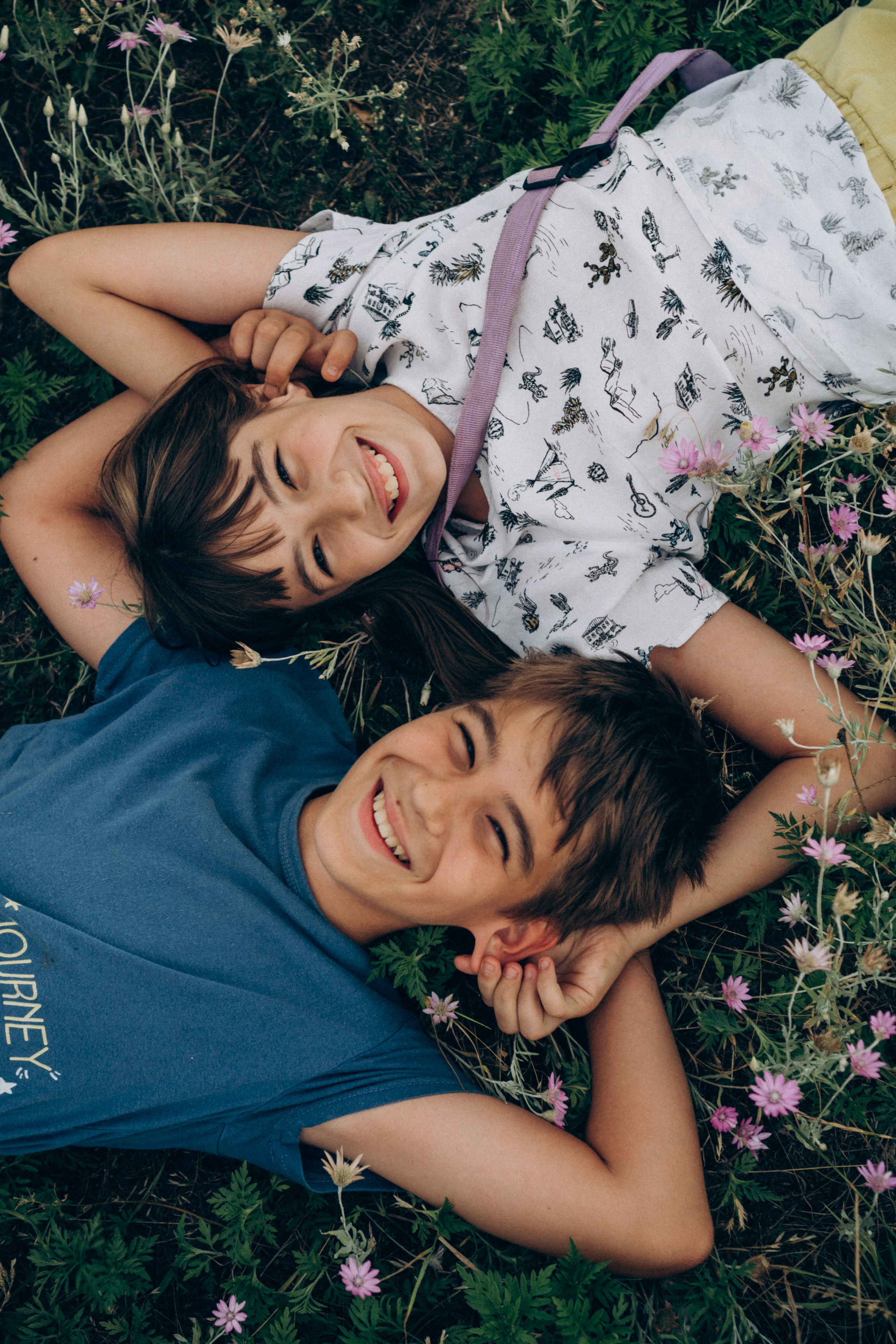 красивый портрет брата и сестры летом в поле 