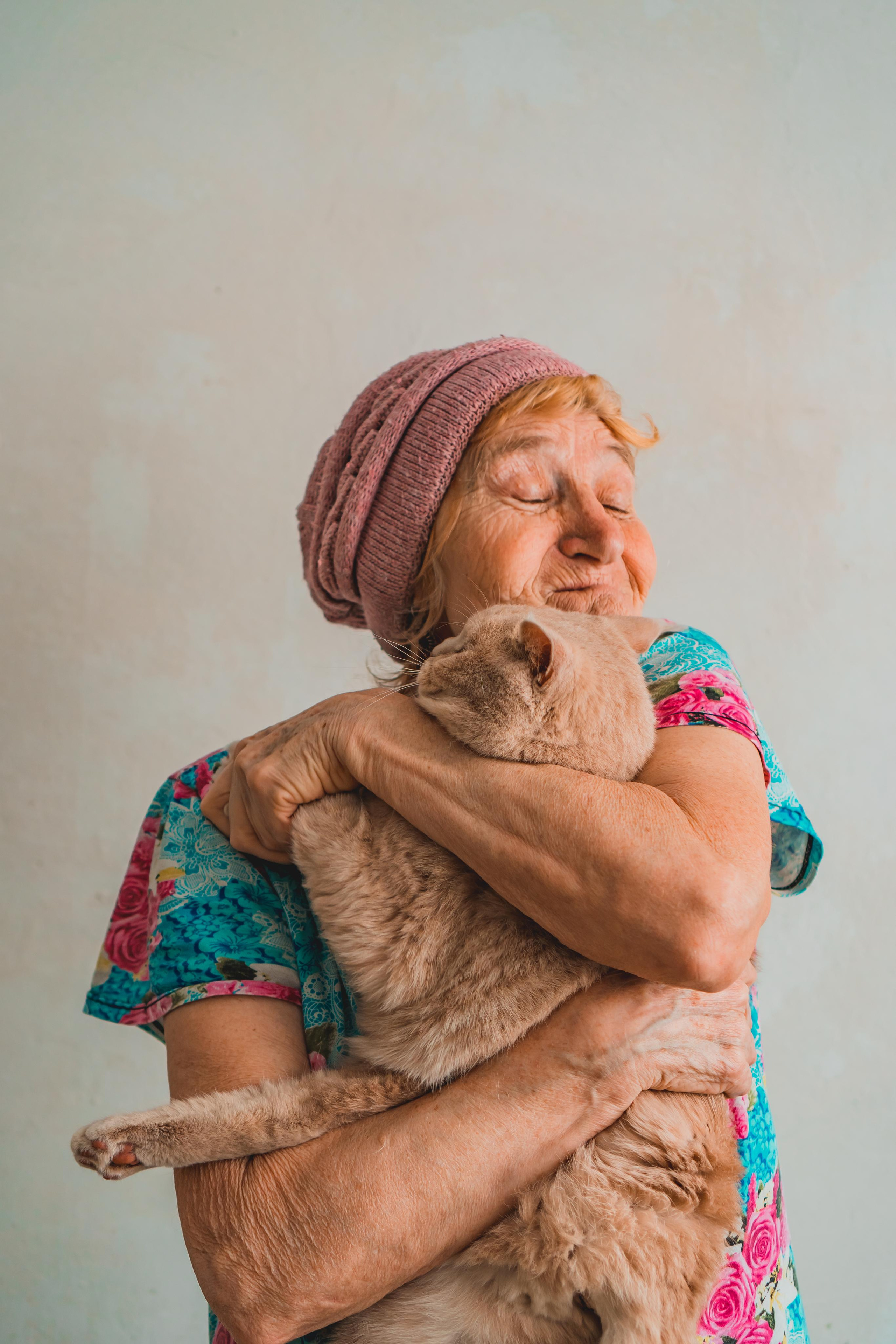 бабушка держит на руках кота