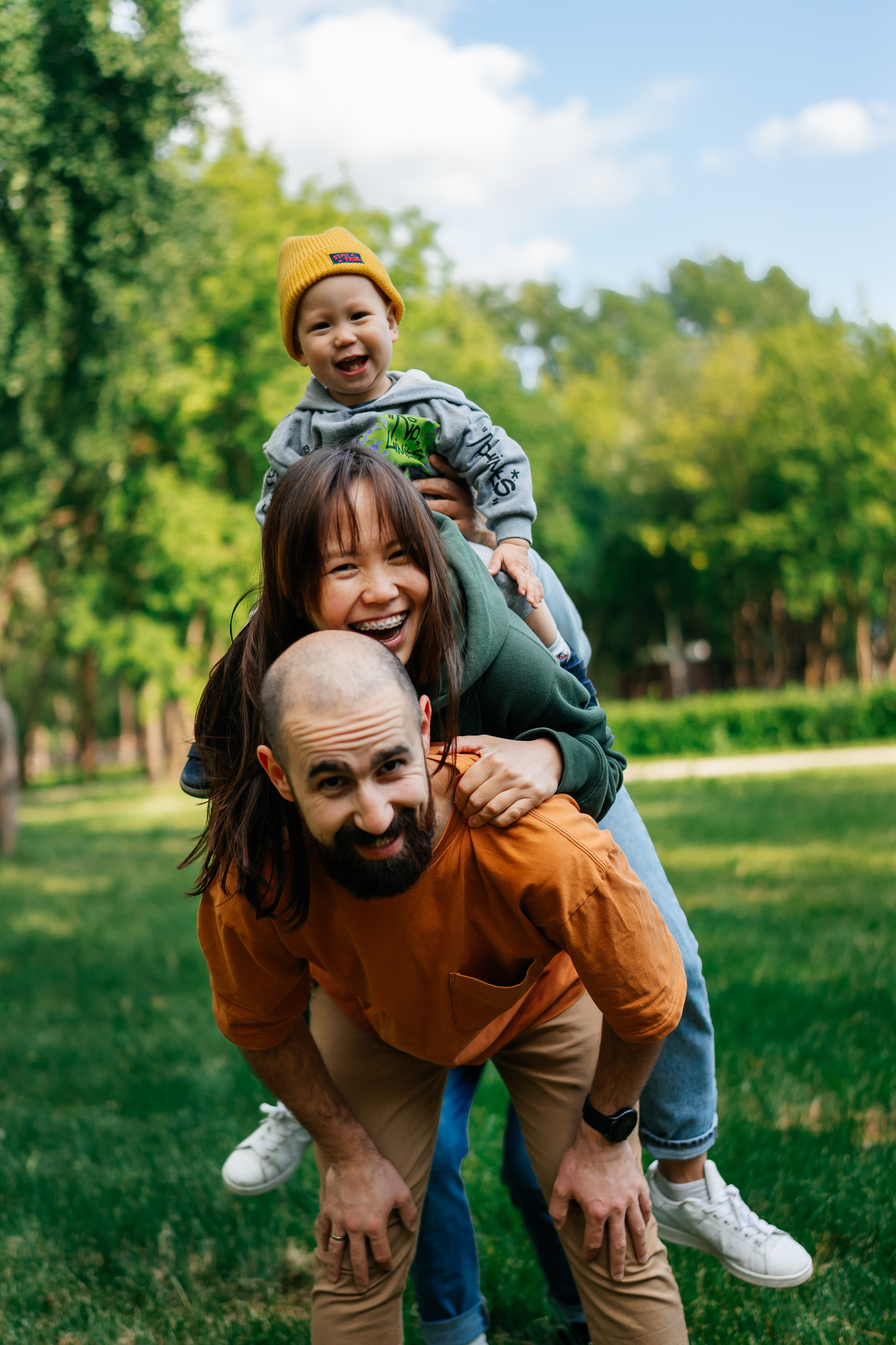 семейная фотосессия летом в парке с маленьким ребенком