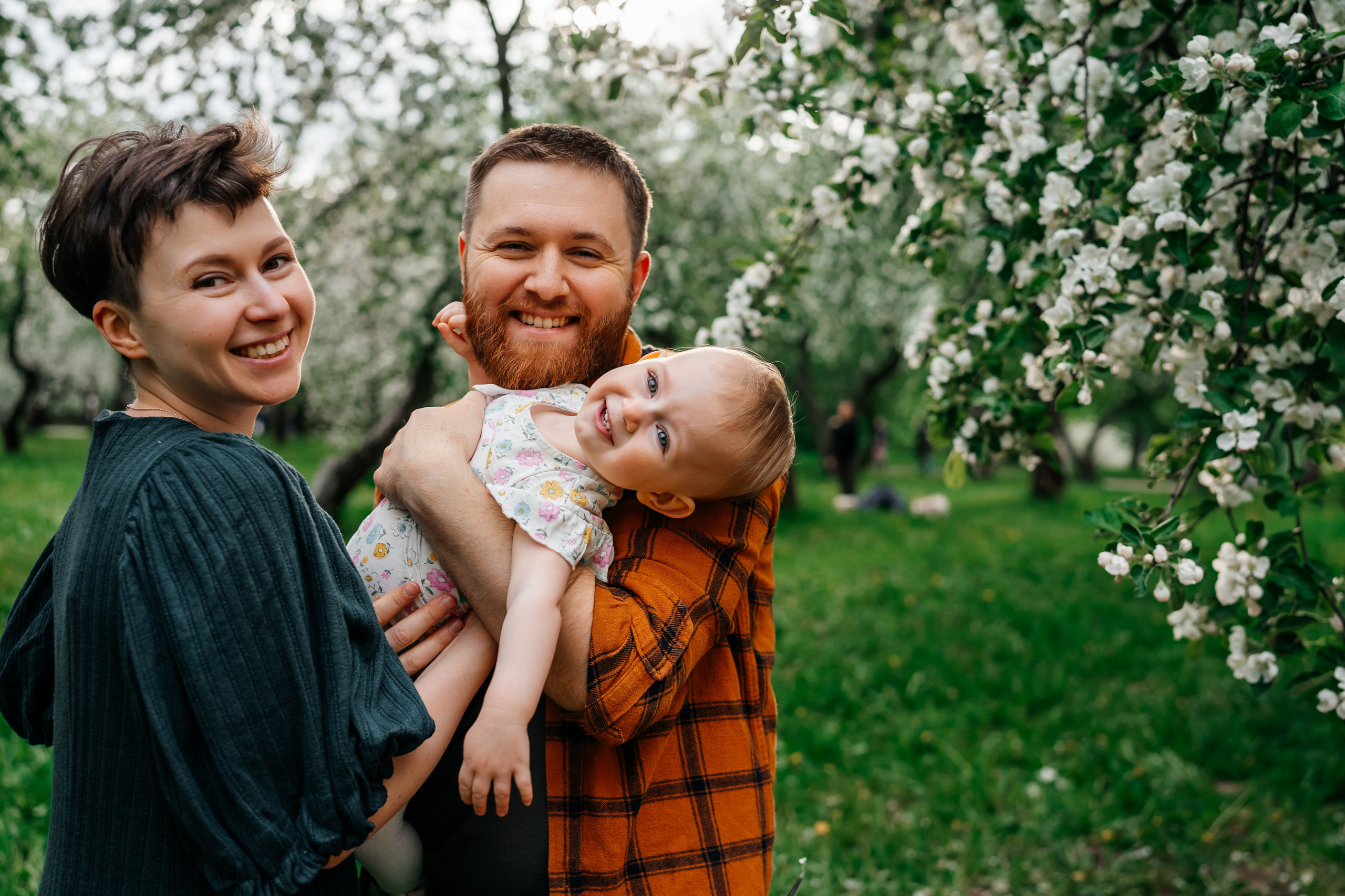 Семейная фотосессия в яблоневом саду. Семейный фотограф в Москве Ирина Жур