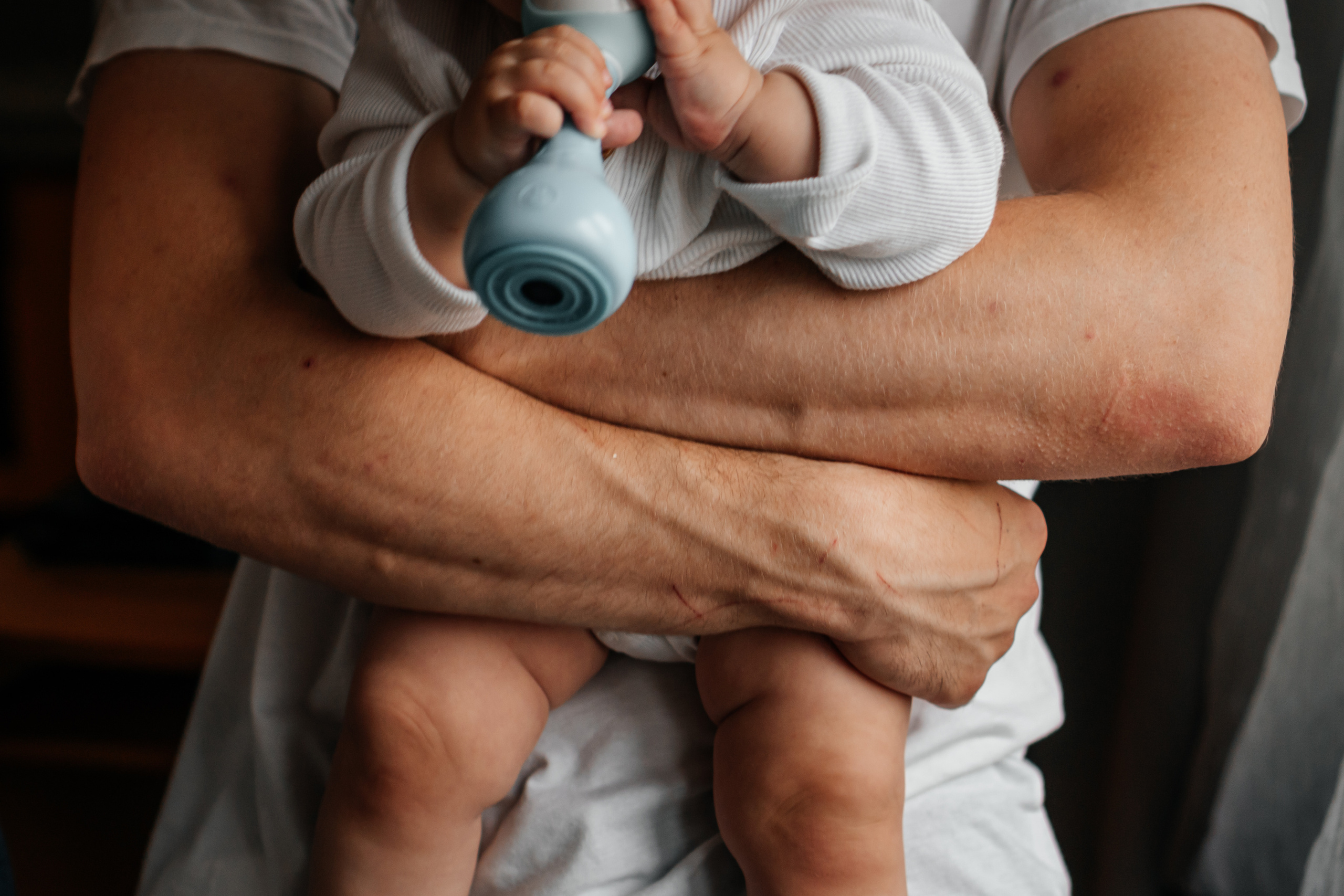 крепкие мужские руки держат ребенка