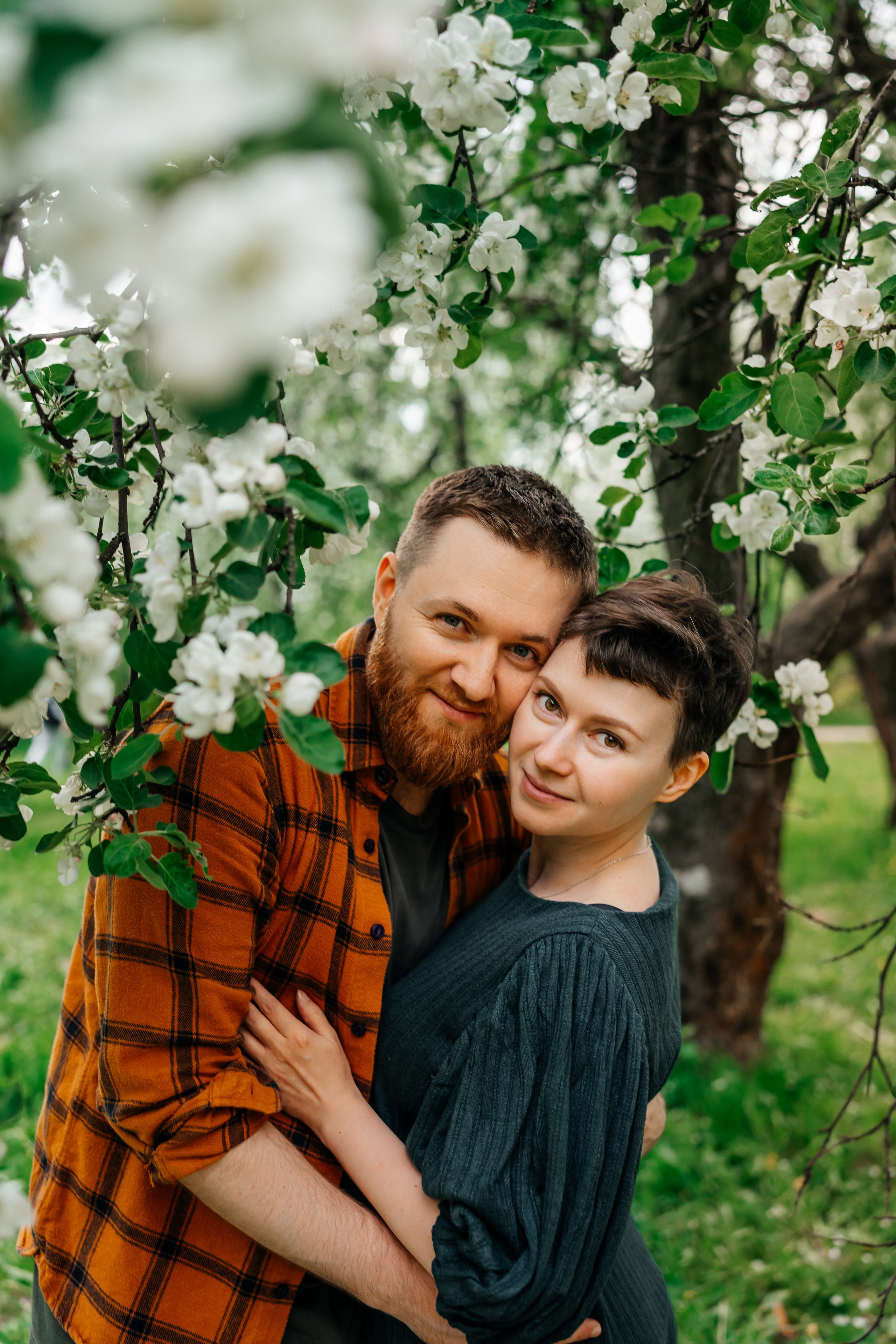 Семейная фотосессия в яблоневом саду. Семейный фотограф в Москве Ирина Жур