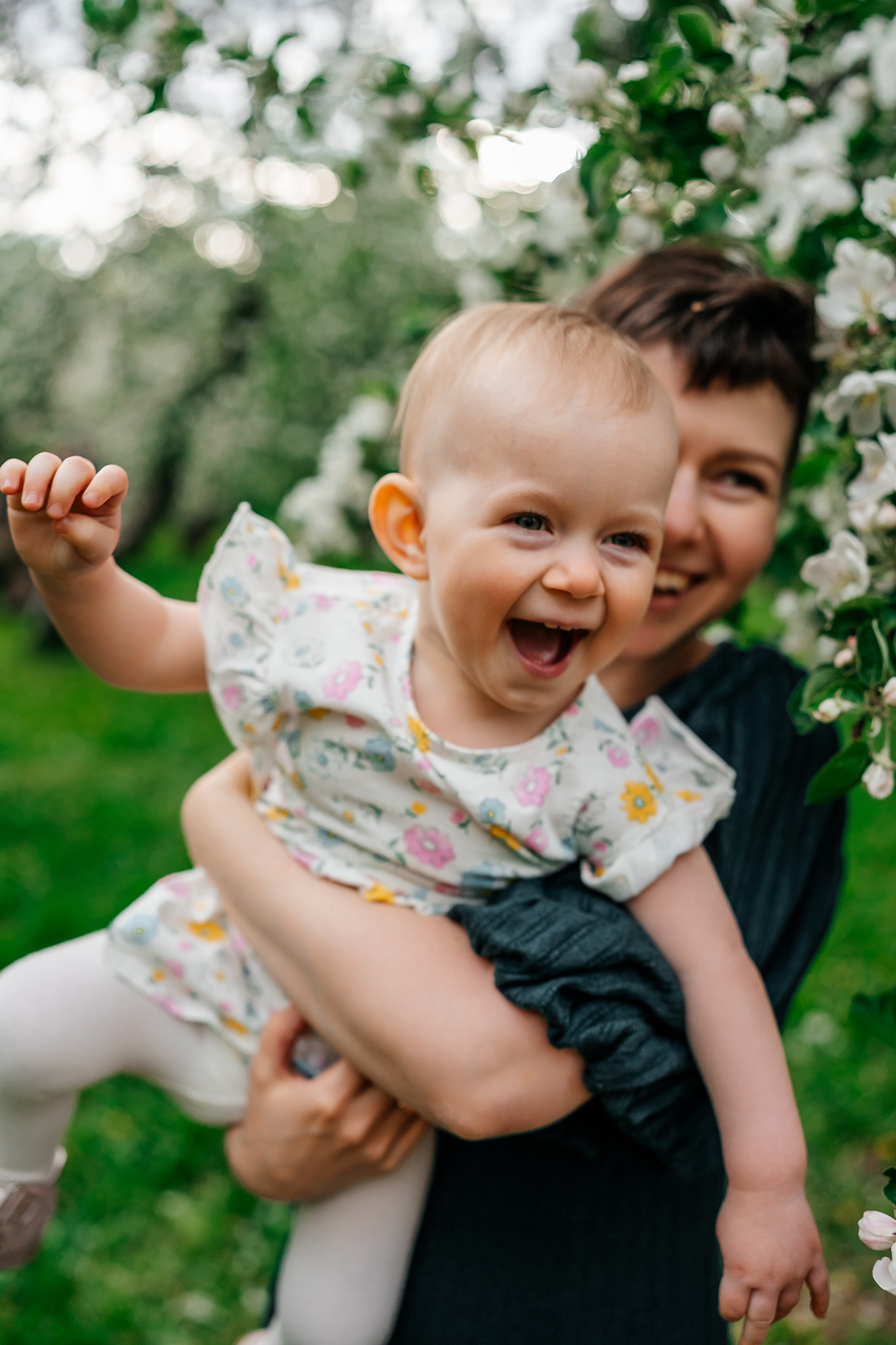 Семейная фотосессия в яблоневом саду. Семейный фотограф в Москве Ирина Жур