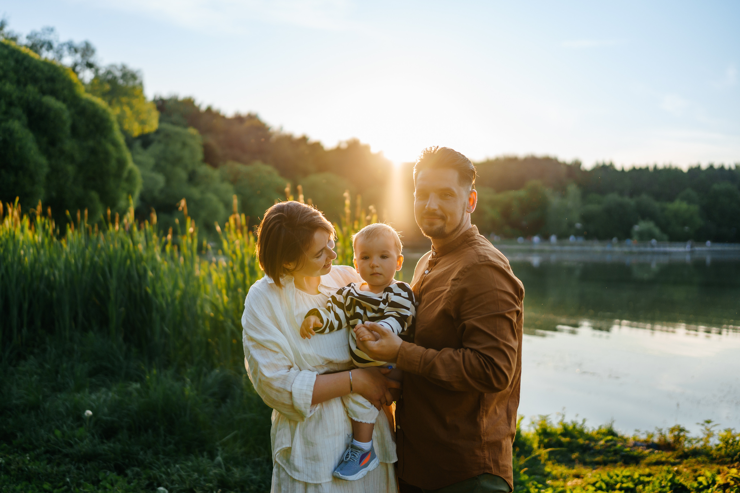 семейная фотосессия в парке на закате 