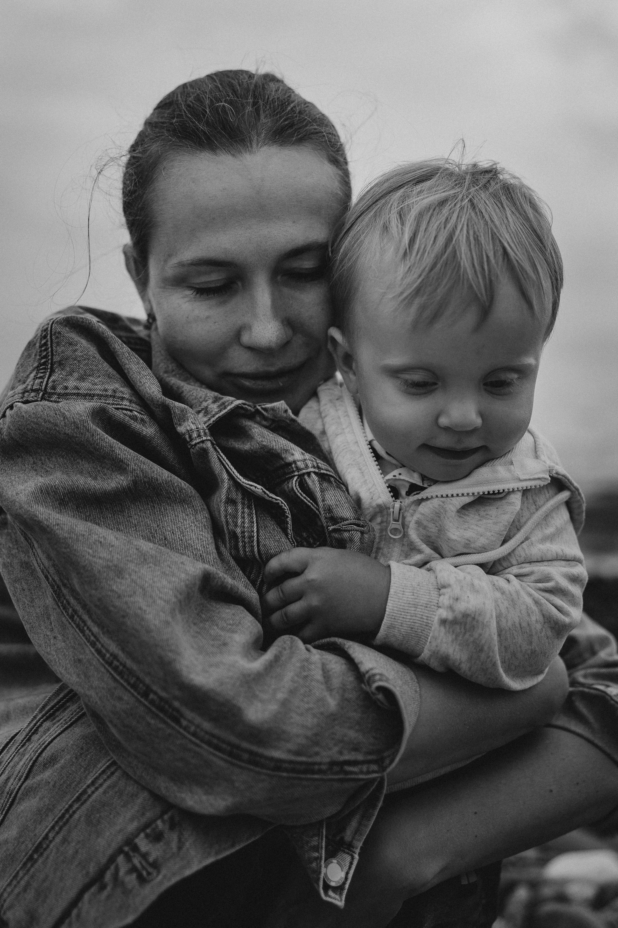 Мама обнимает ребенка