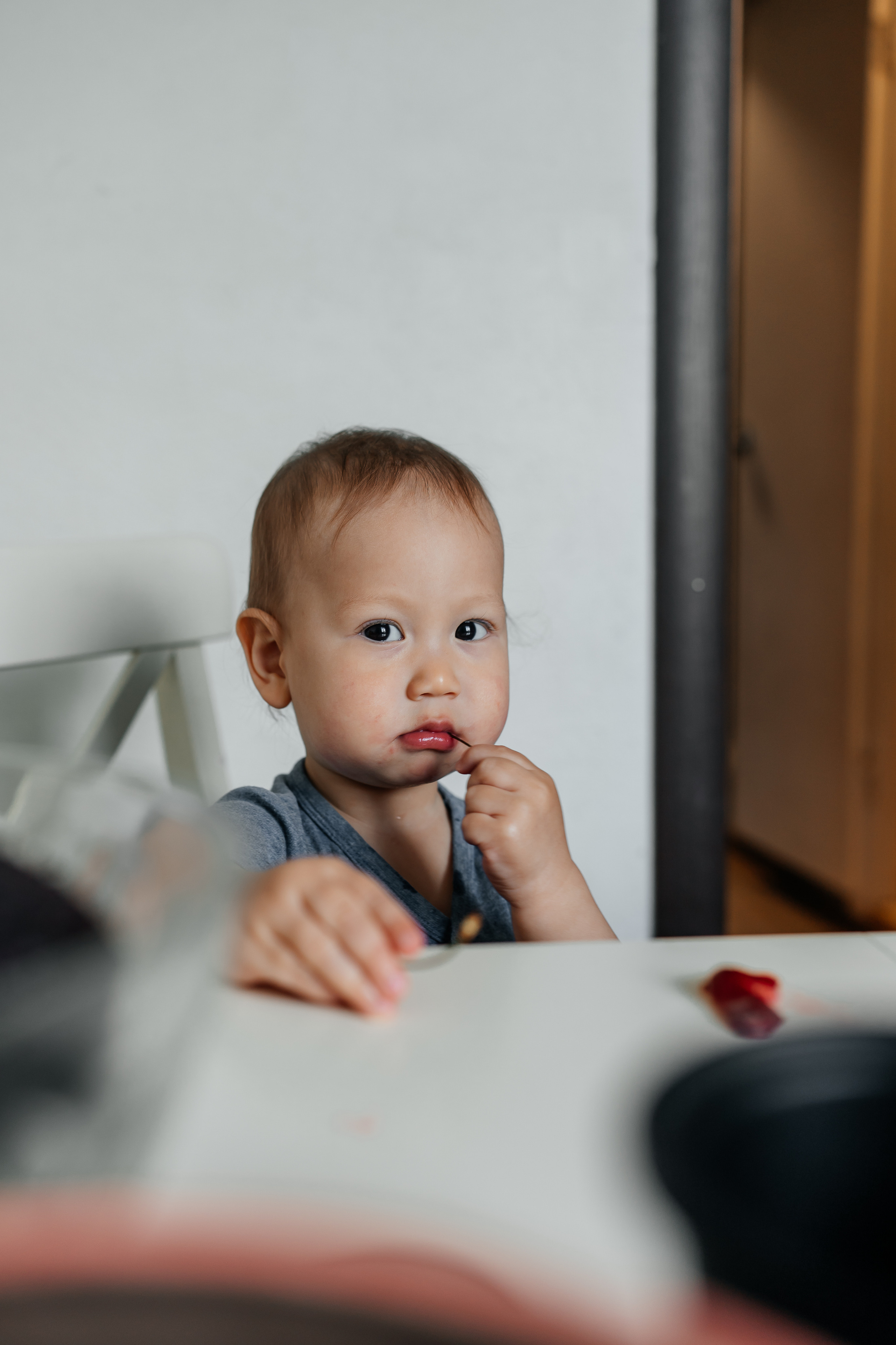 маленький мальчик кушает вишню