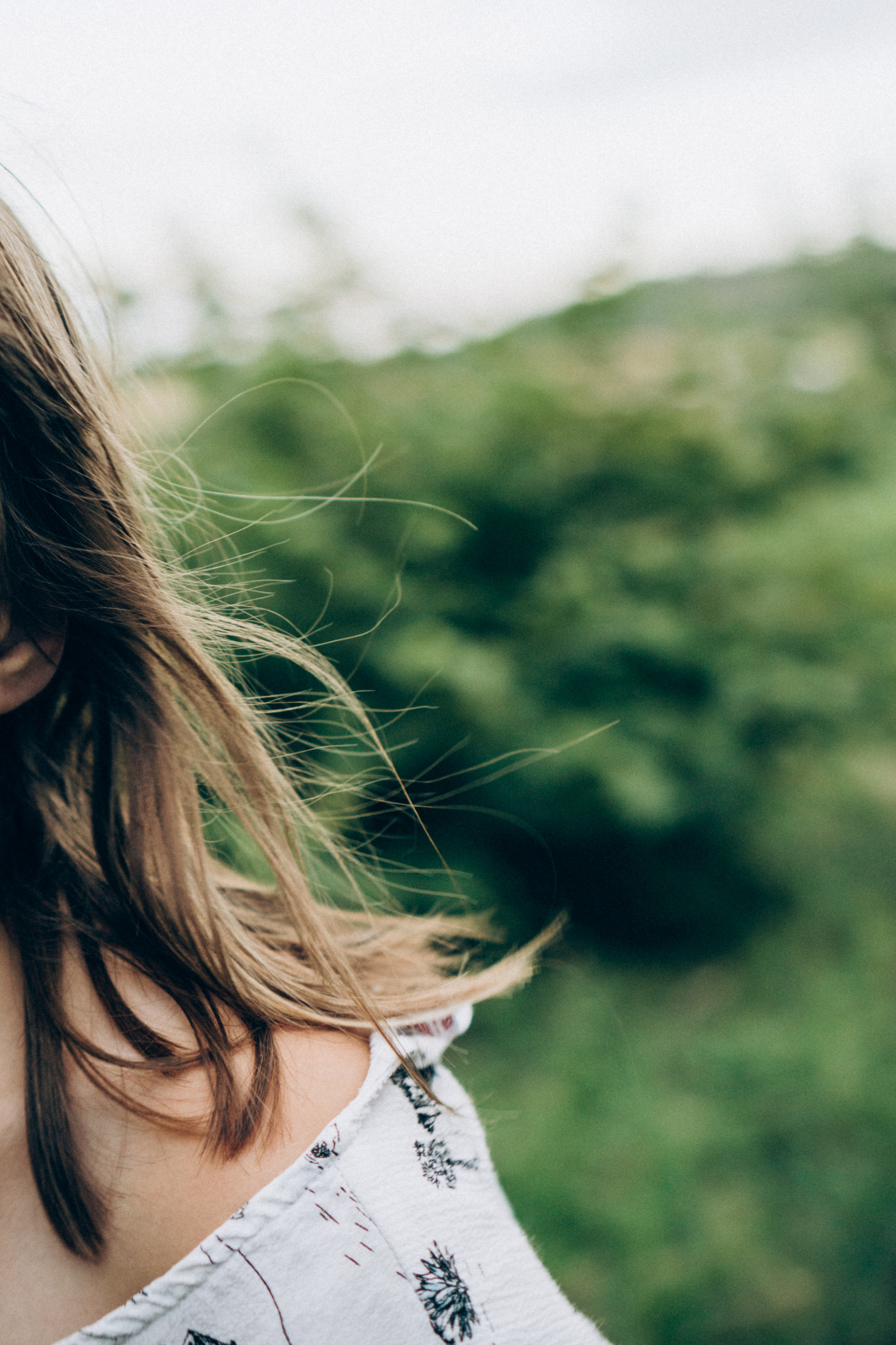 ветер развивает волосы