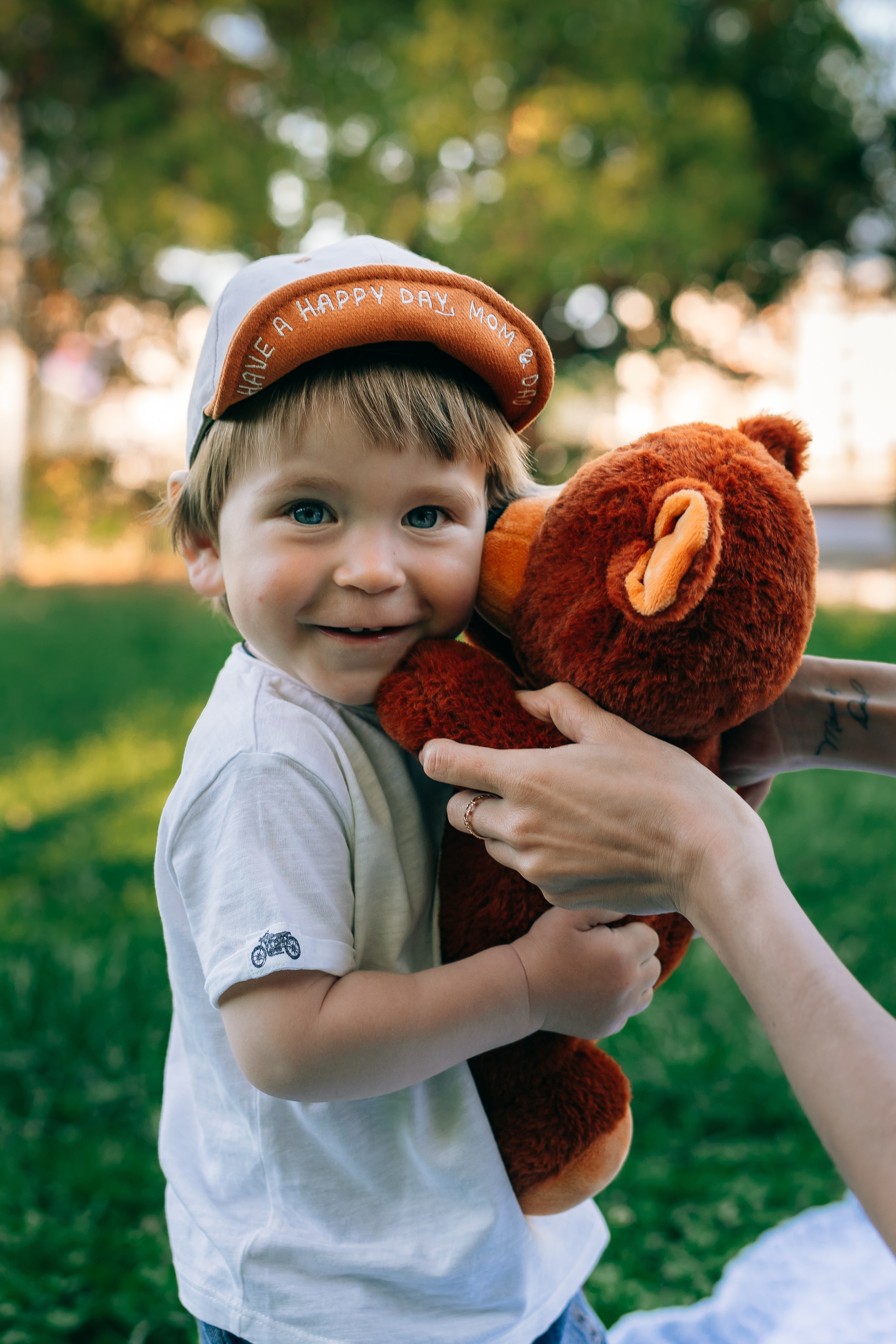 милый маленький мальчик обнимает мишку