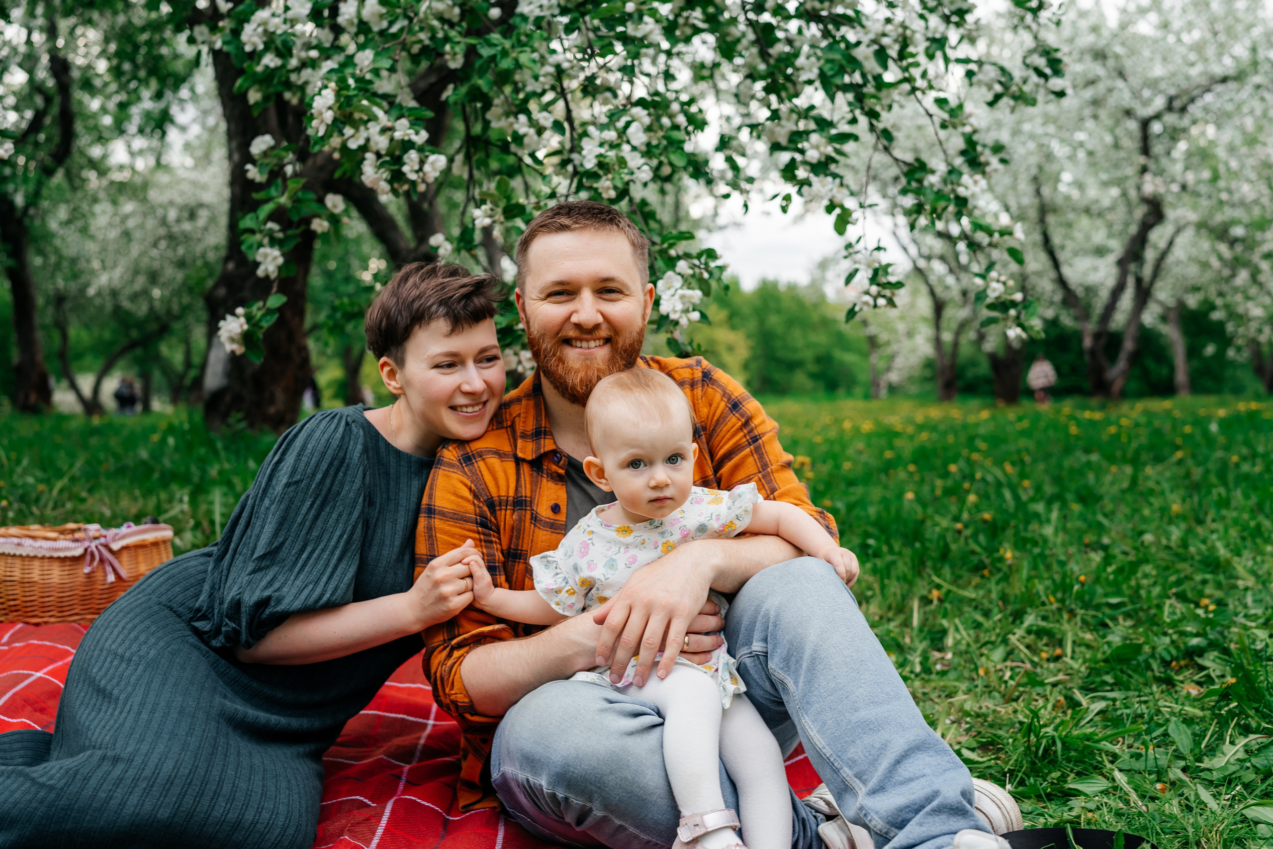 красивая семейная фотосессия с маленьким ребенком в парке