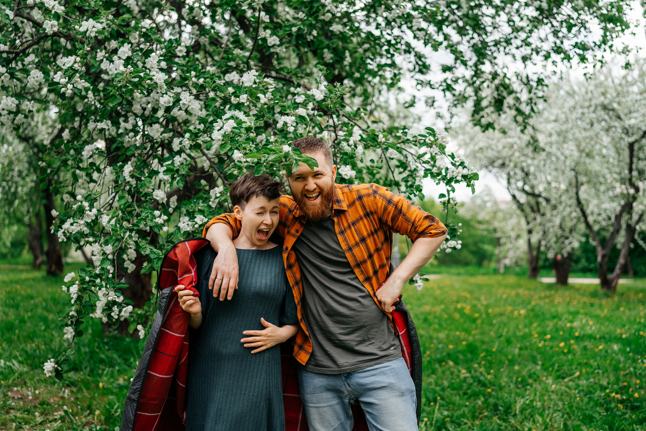 Семейная фотосессия в яблоневом саду. Семейный фотограф в Москве Ирина Жур