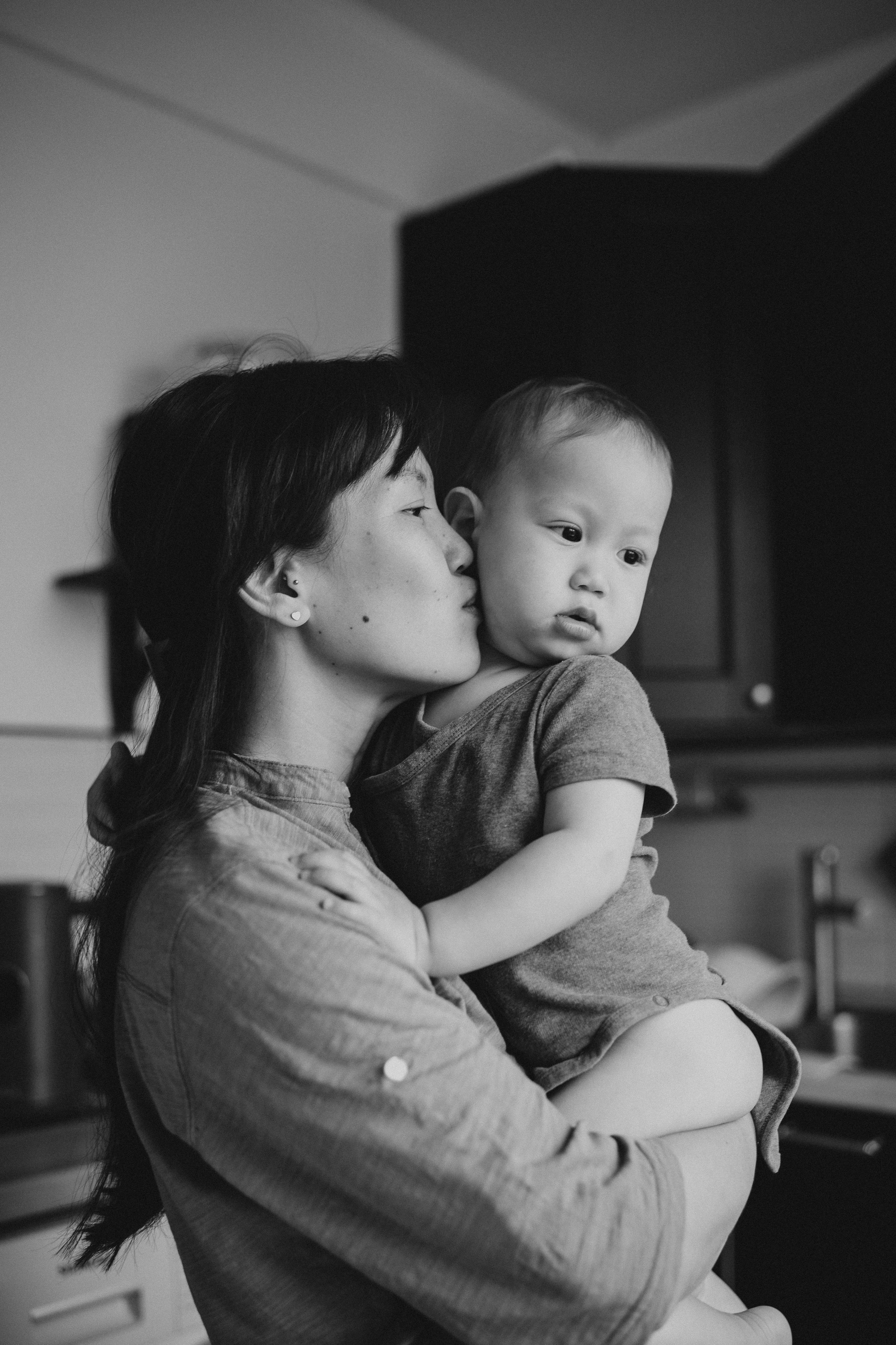 маленький ребенок на руках у мамы