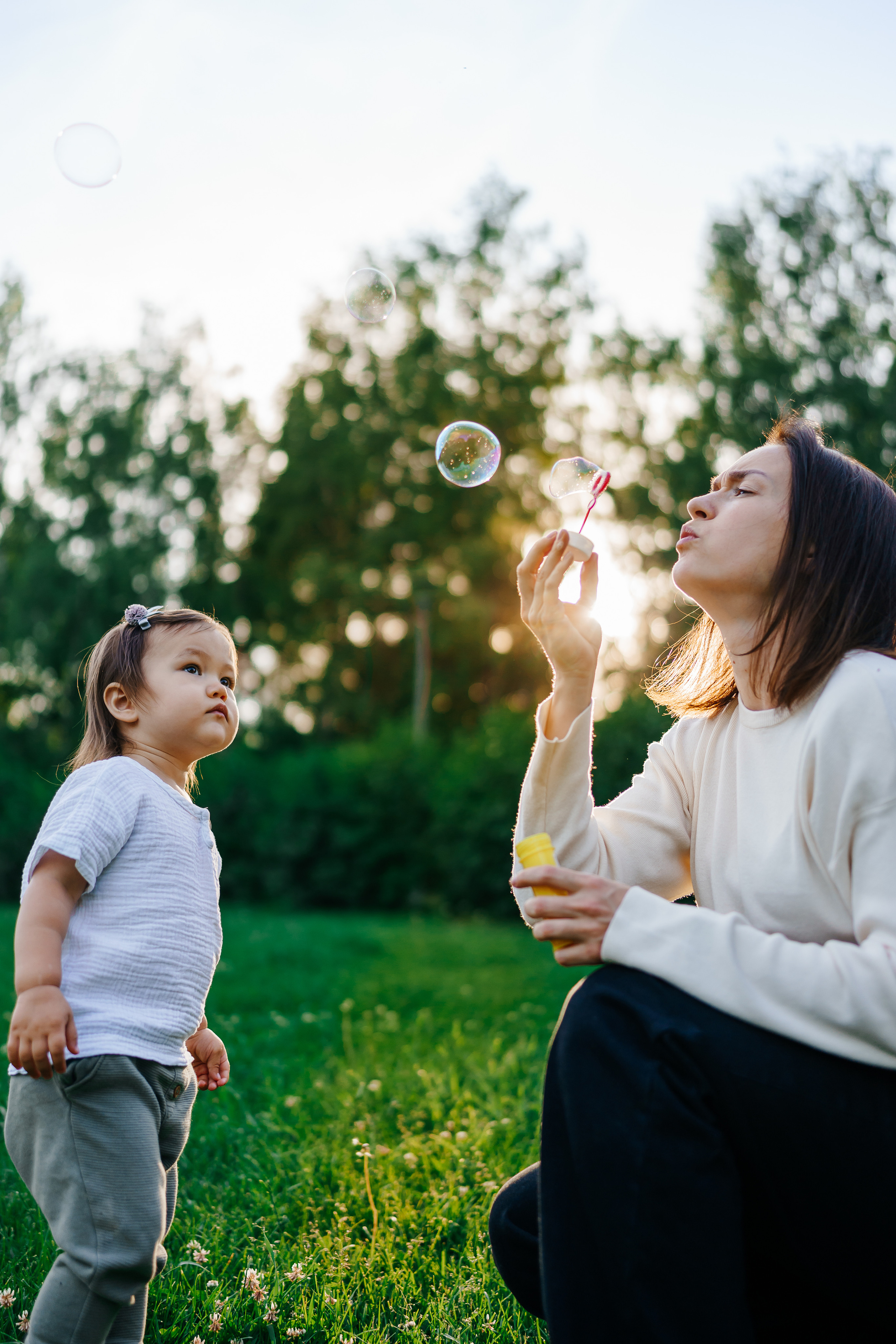 семейная фотосессия летом в парке с мыльными пузырями