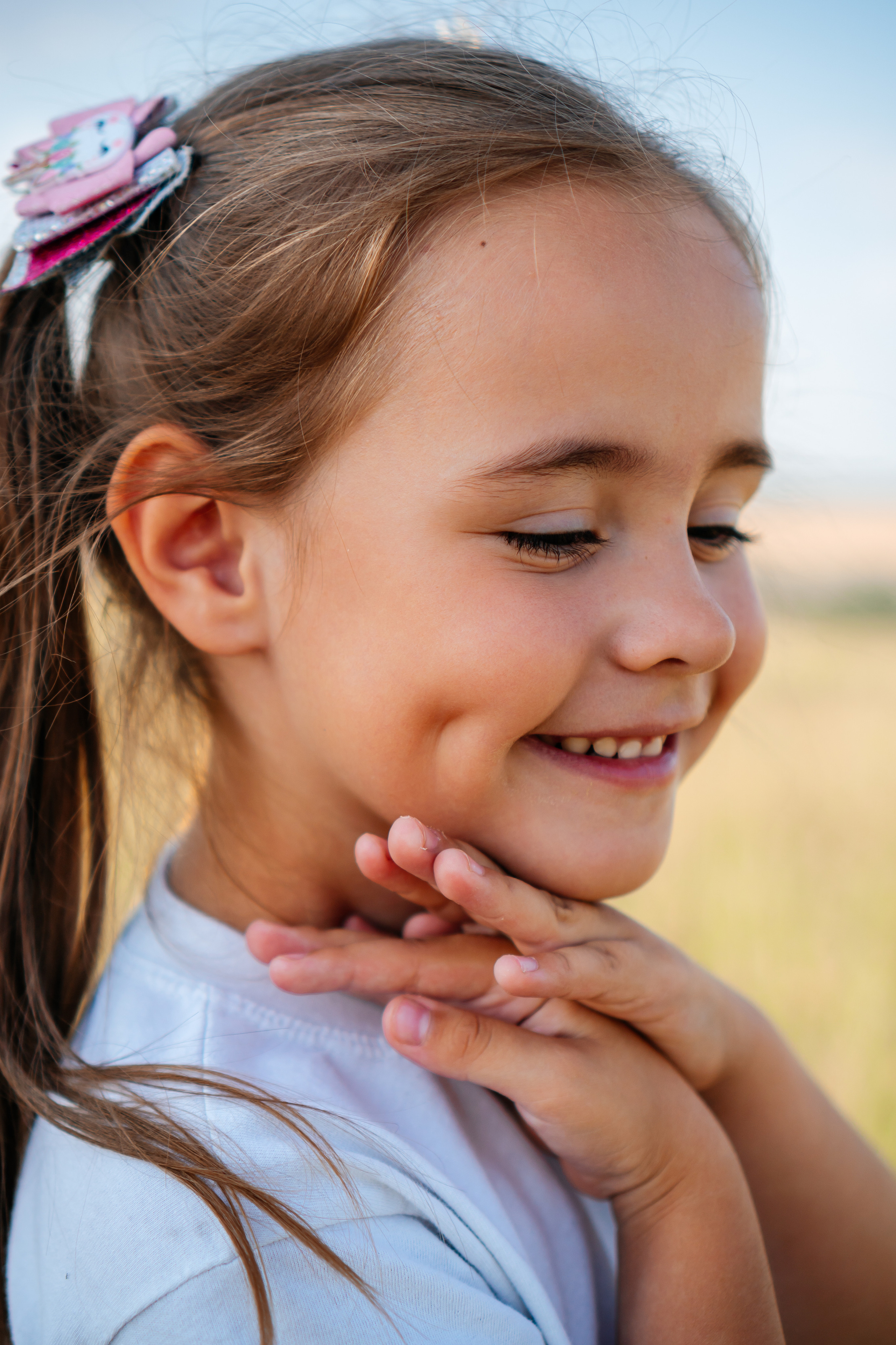 ямочки на щеке у девочки 