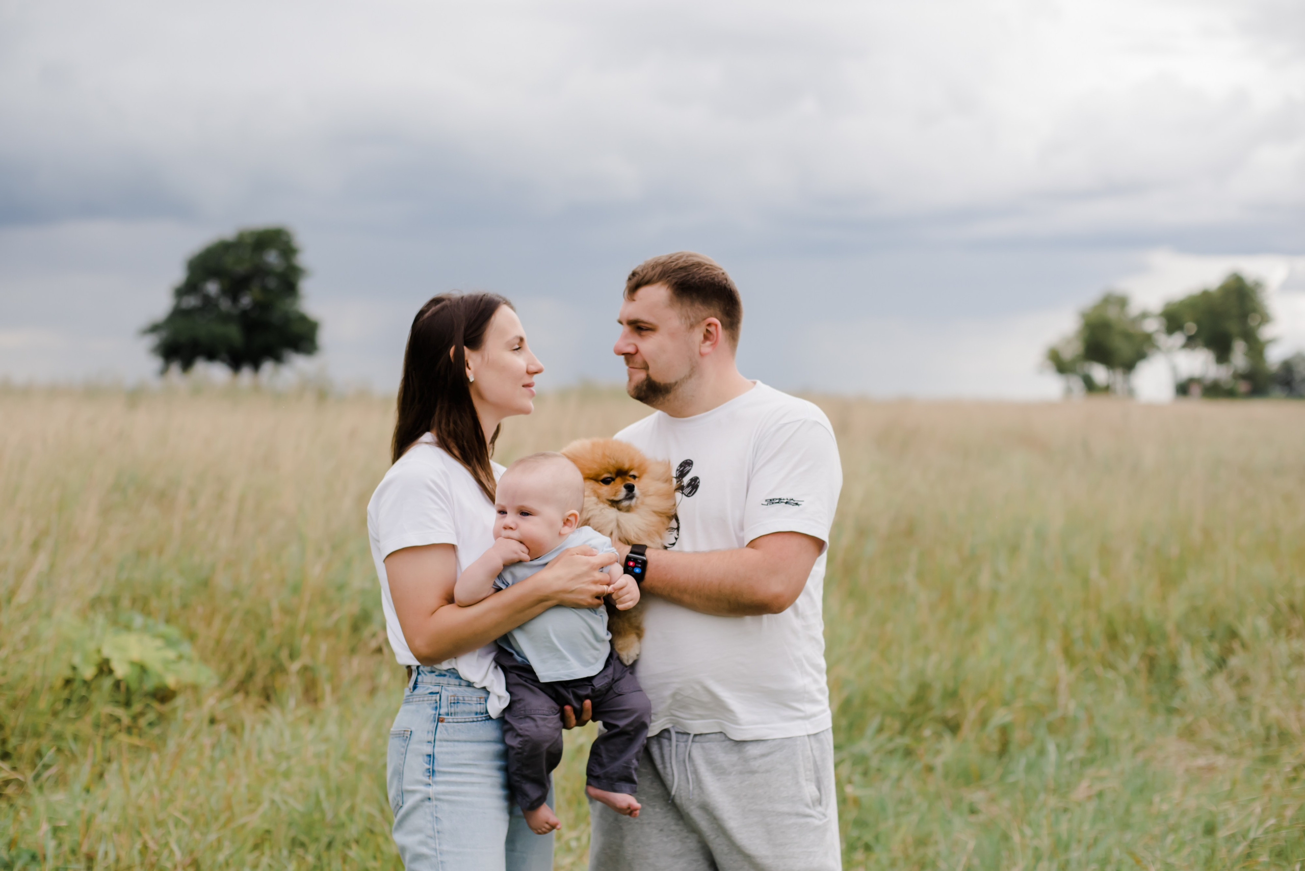 Анна и ее семья, фотосессия в поле. Свадебный и семейный фотограф Евгения Кононова