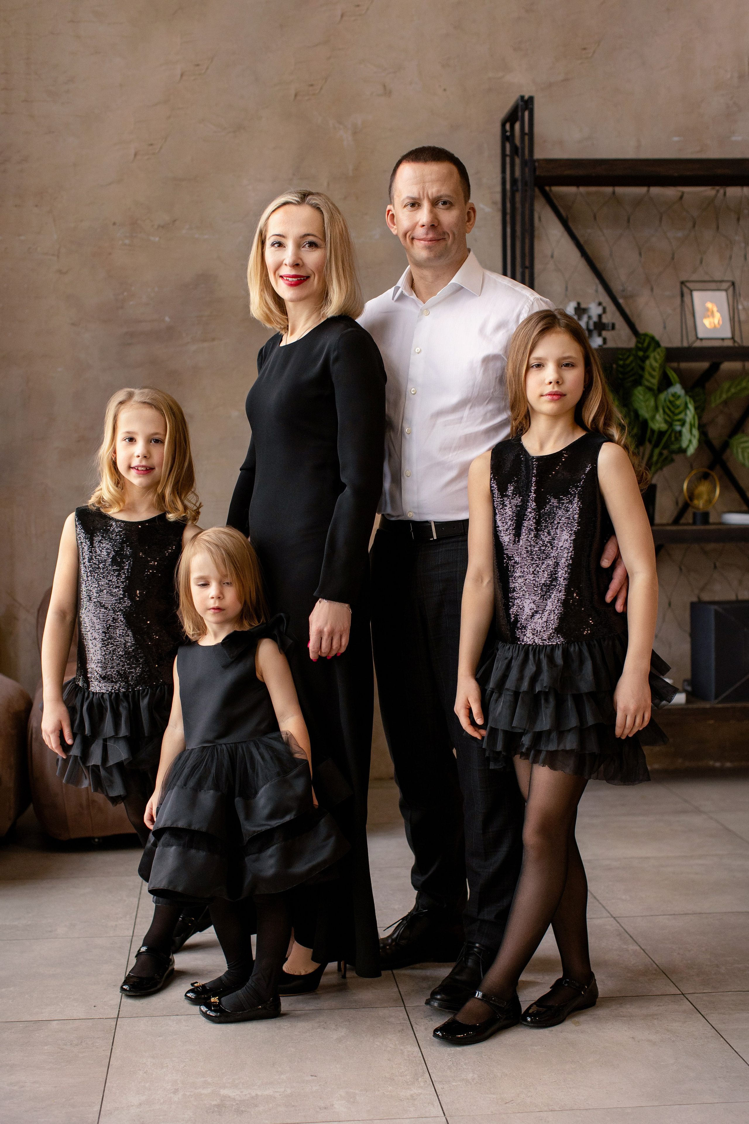 Семейная в интерьерной студии. Фотограф новорожденных, семейный фотограф в Санкт-Петербурге