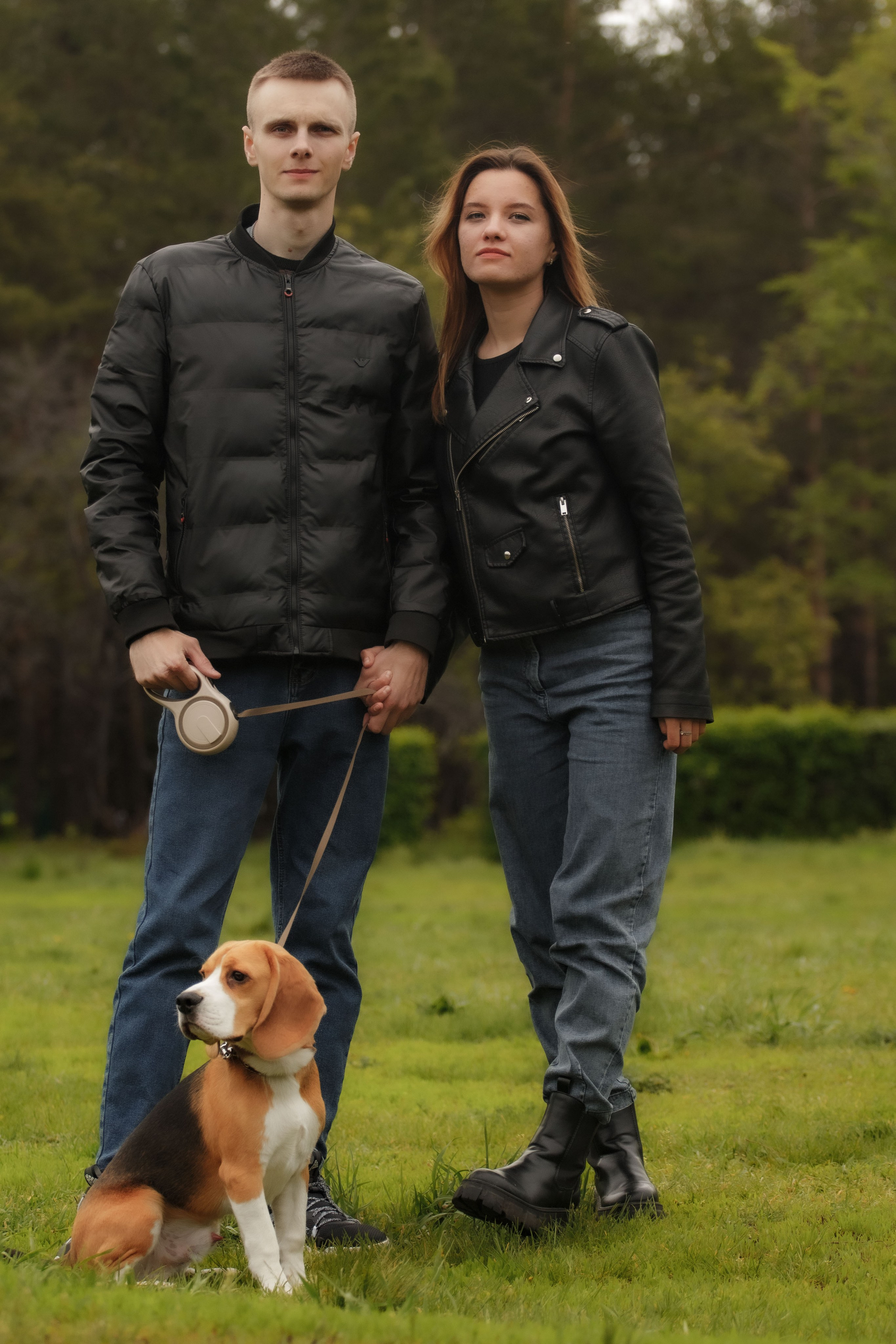 Бигль Старк и его хозяева Яна и Евгений. Фотограф Екатерина Козловская