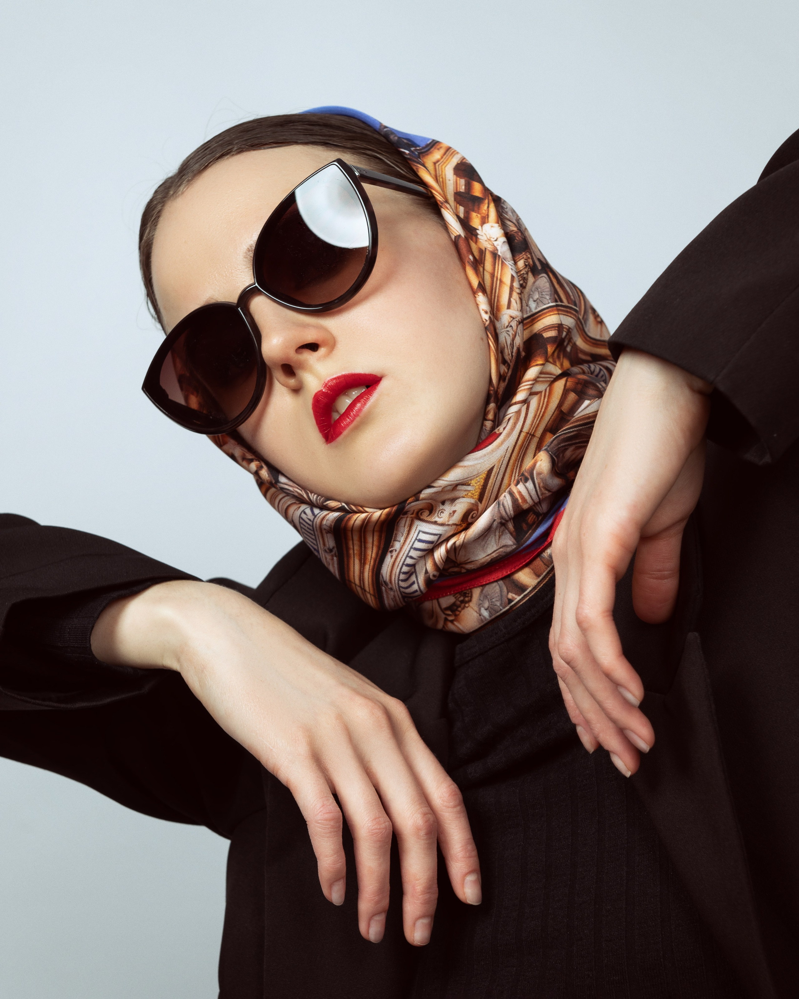 съемка для каталога, съемка для wildberries, съемка платков, девушка в черном