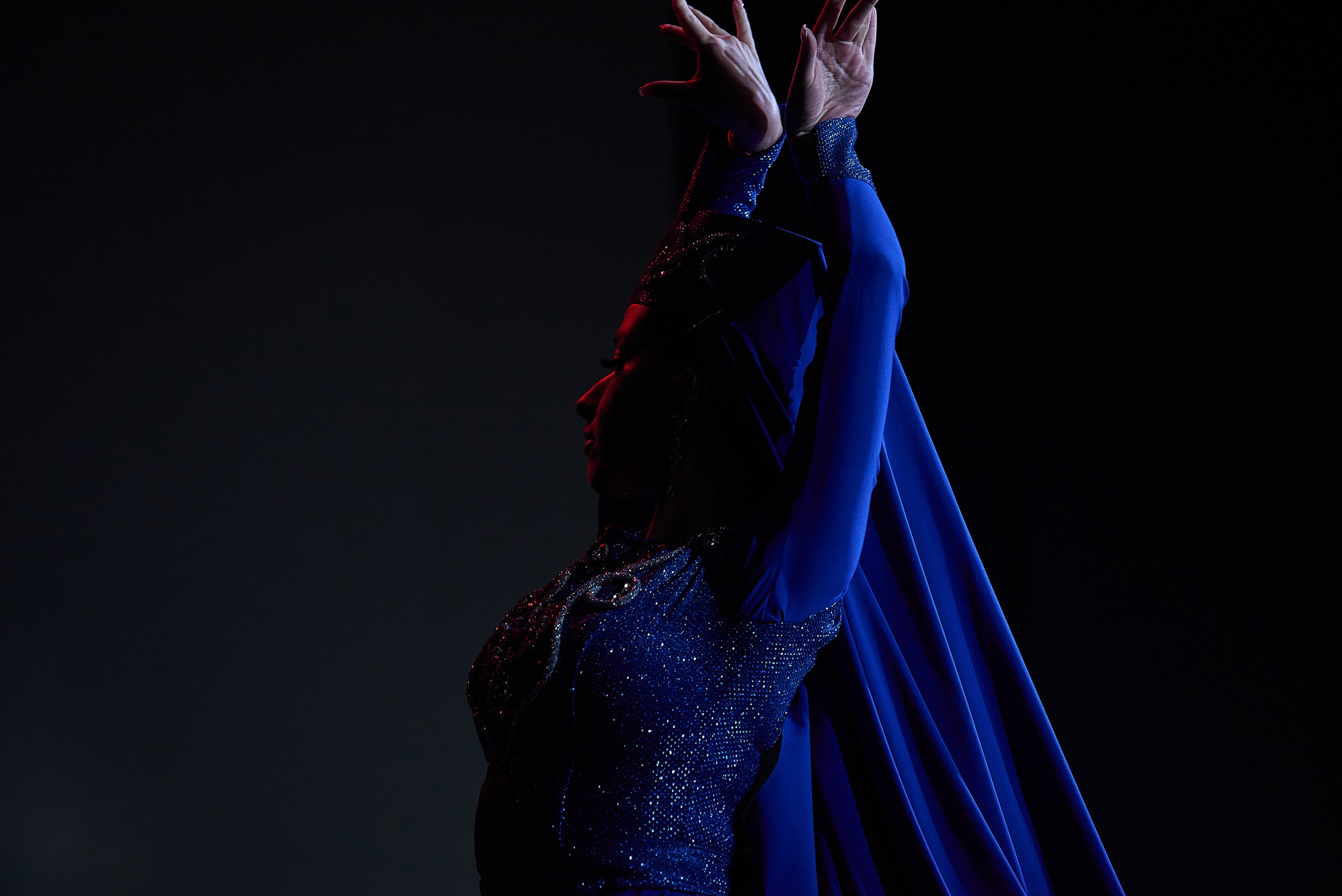 Портретная фотография молодой девушки на улице. Нижний Новгород. Фотостудия.