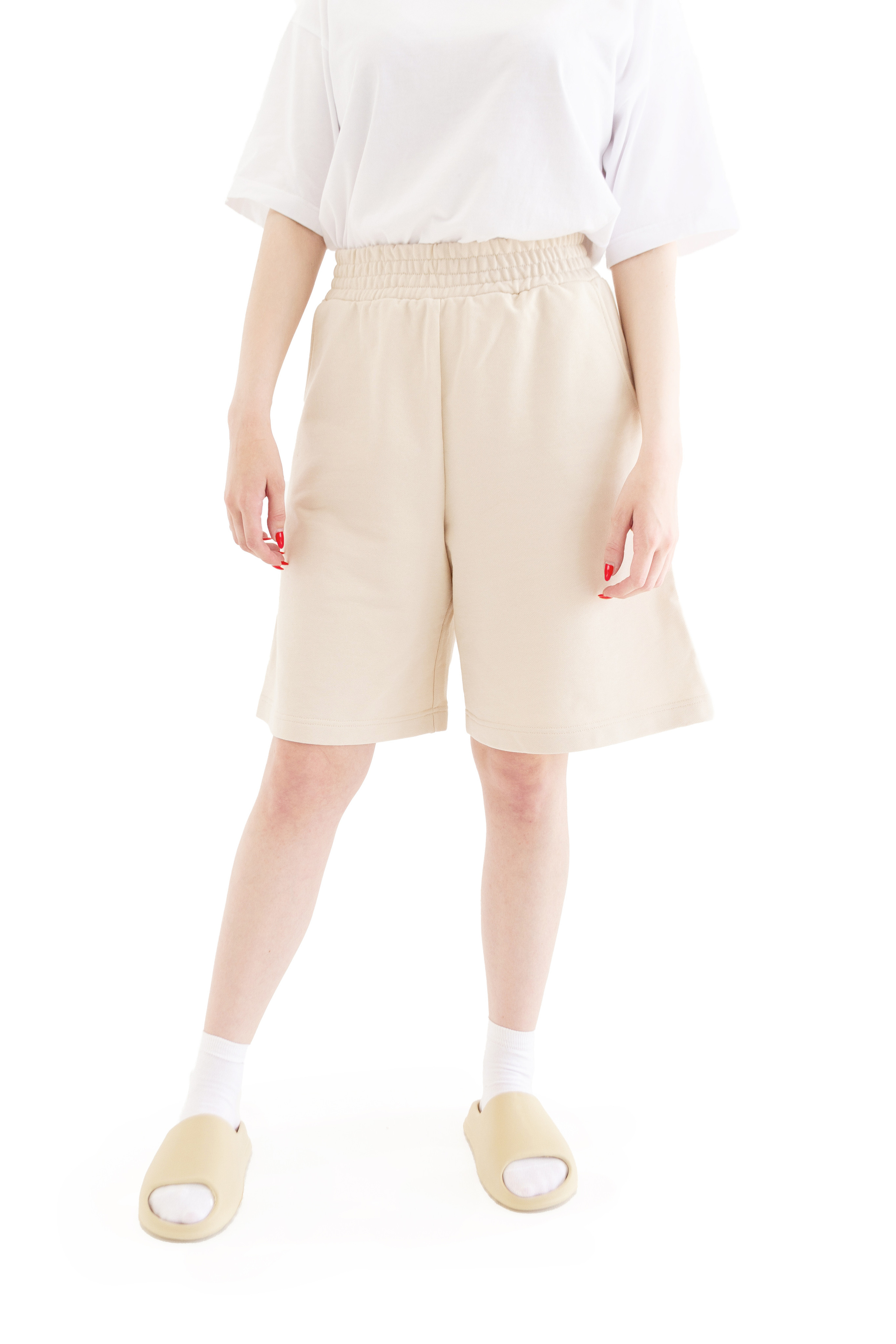 Портретная фотография молодой девушки на улице. Нижний Новгород. Фотостудия. Каталожная съемка.