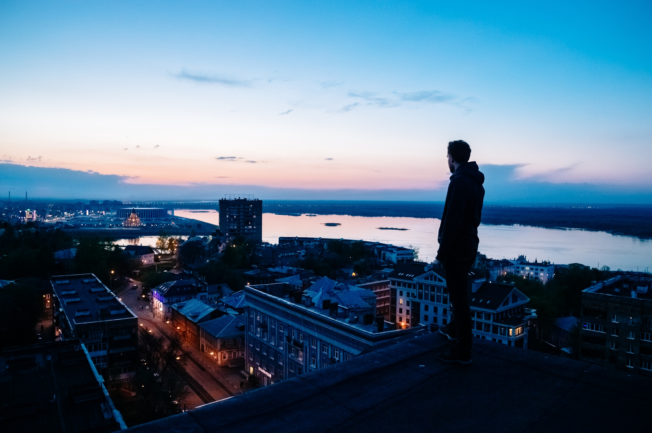 Портретная фотография молодого человека на крыше. Нижний Новгород. 