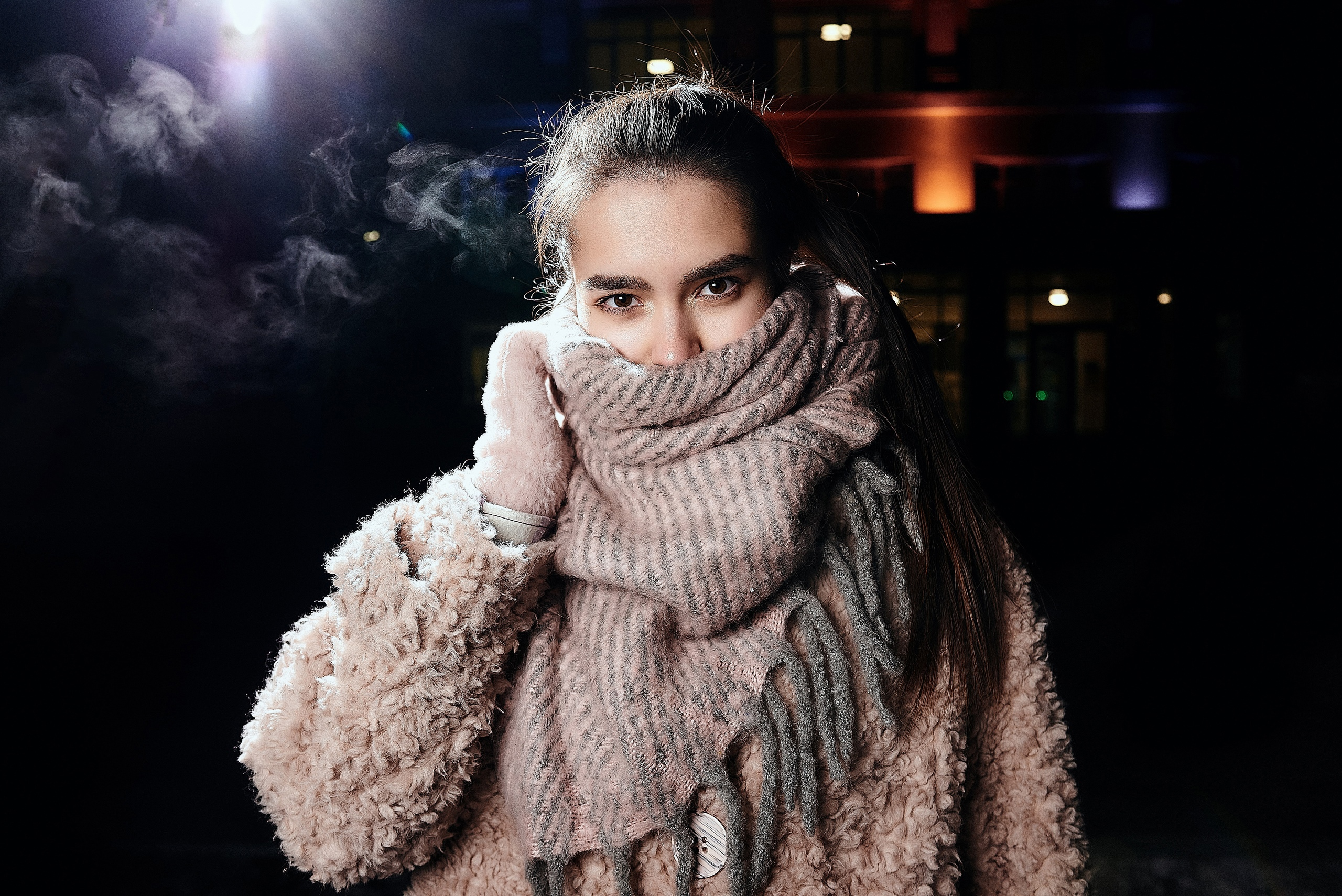 Портретная фотография молодой девушки на улице. Нижний Новгород. Ночь.